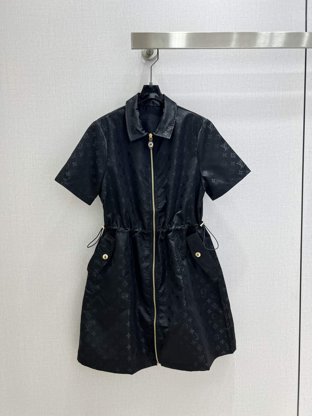 NO:900837,Highly recommended 26 spring and summer new style. Dark pattern old flower zipper dress. All over printed dark flower texture is exquisite and not exaggerated. The metal zipper on the front enhances the sophistication. Work pockets on both sides are practical and stylish. The stiff fabric is firm and not easy to collapse. Two colors SML code. High quality,,skirts,19860909强烈推荐 26春夏新款 暗纹老花拉链连衣裙 满印暗花肌理精致不浮夸 前襟金属拉链提升精致度 两侧工装口袋实用又有造型感 挺括面料版型挺括不易软塌 两个色 SML码 高品质,,skirts,,Women's clothing