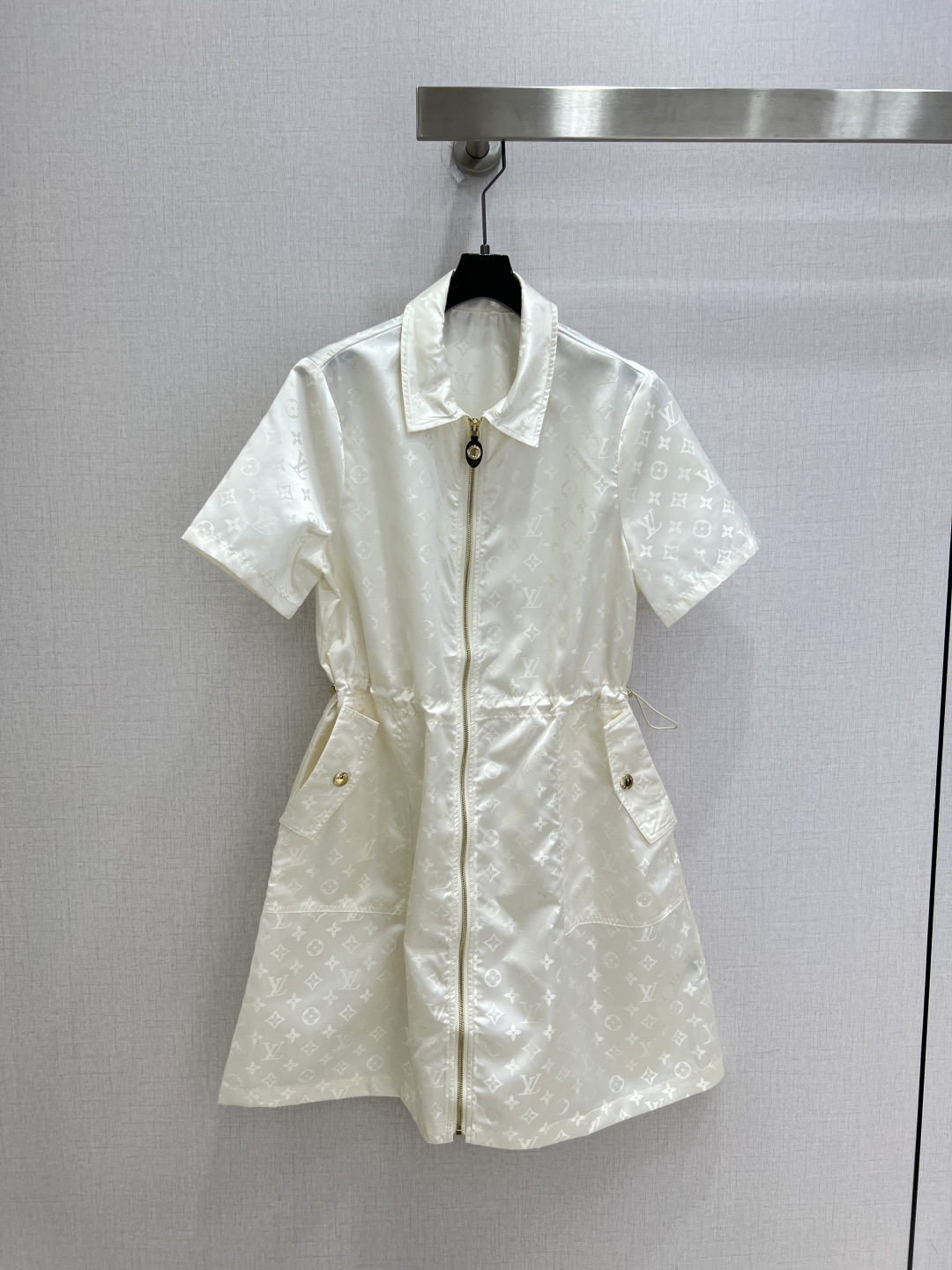 NO:900830,Highly recommended 26 spring and summer new style. Dark pattern old flower zipper dress. All over printed dark flower texture is exquisite and not exaggerated. The metal zipper on the front enhances the sophistication. Work pockets on both sides are practical and stylish. The stiff fabric is firm and not easy to collapse. Two colors SML code. High quality,,skirts,19860909强烈推荐 26春夏新款 暗纹老花拉链连衣裙 满印暗花肌理精致不浮夸 前襟金属拉链提升精致度 两侧工装口袋实用又有造型感 挺括面料版型挺括不易软塌 两个色 SML码 高品质,,skirts,,Women's clothing