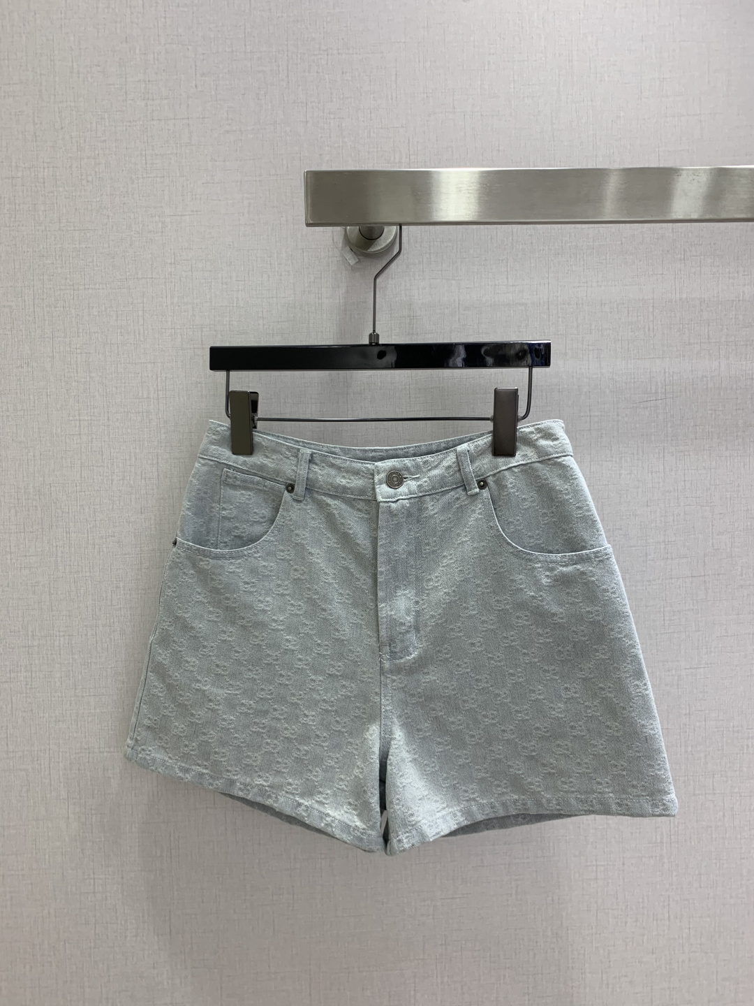 NO:950485,Highly recommended 26 spring and summer new style jacquard leather shorts, double G jacquard fabric, fashionable and elegant, one color, SML code, high quality,,shorts,19860909强烈推荐 26春夏新款 提花皮牌短裤 双G提花面料 时尚大方 一个色 SML码 高品质,,shorts,,Women's clothing