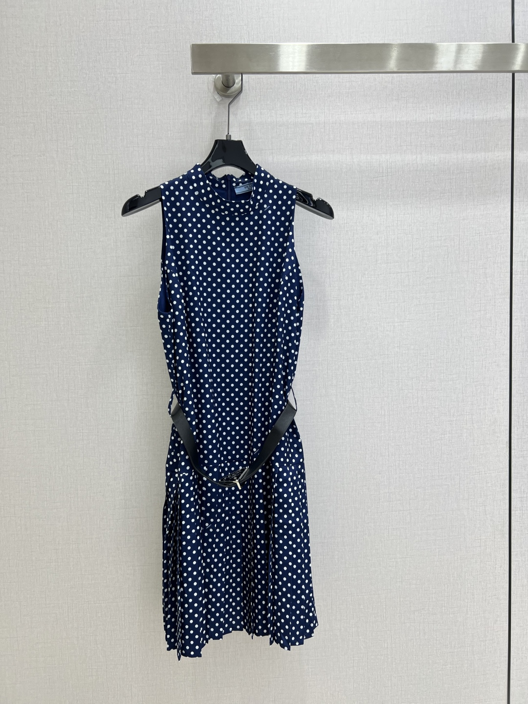 NO:905279,Highly recommended 26 spring and summer new style sleeveless polka dot belt dress. The upper body is full of fashion and high-end and has its own aura. The fabric texture is very nice, fashionable and high-end. The color is super positive. The upper body is white and slim. It has a cool and handsome classic series. It has wind when walking. The upper body has full aura. The length is just right and easy to control. One color SML code. High quality l,,skirts,19860909强烈推荐 26春夏新款 无袖波点腰带连衣裙 上身就是满满的时髦高级感自带气场 面料质感很奈斯 时髦又高级 颜色超级正 上身显白又显瘦 自带酷帅感的经典系列 走路都带风 上身气场全开 长度恰到好处 轻松驾驭 一个色 SML码 高品质l,,skirts,,Women's clothing