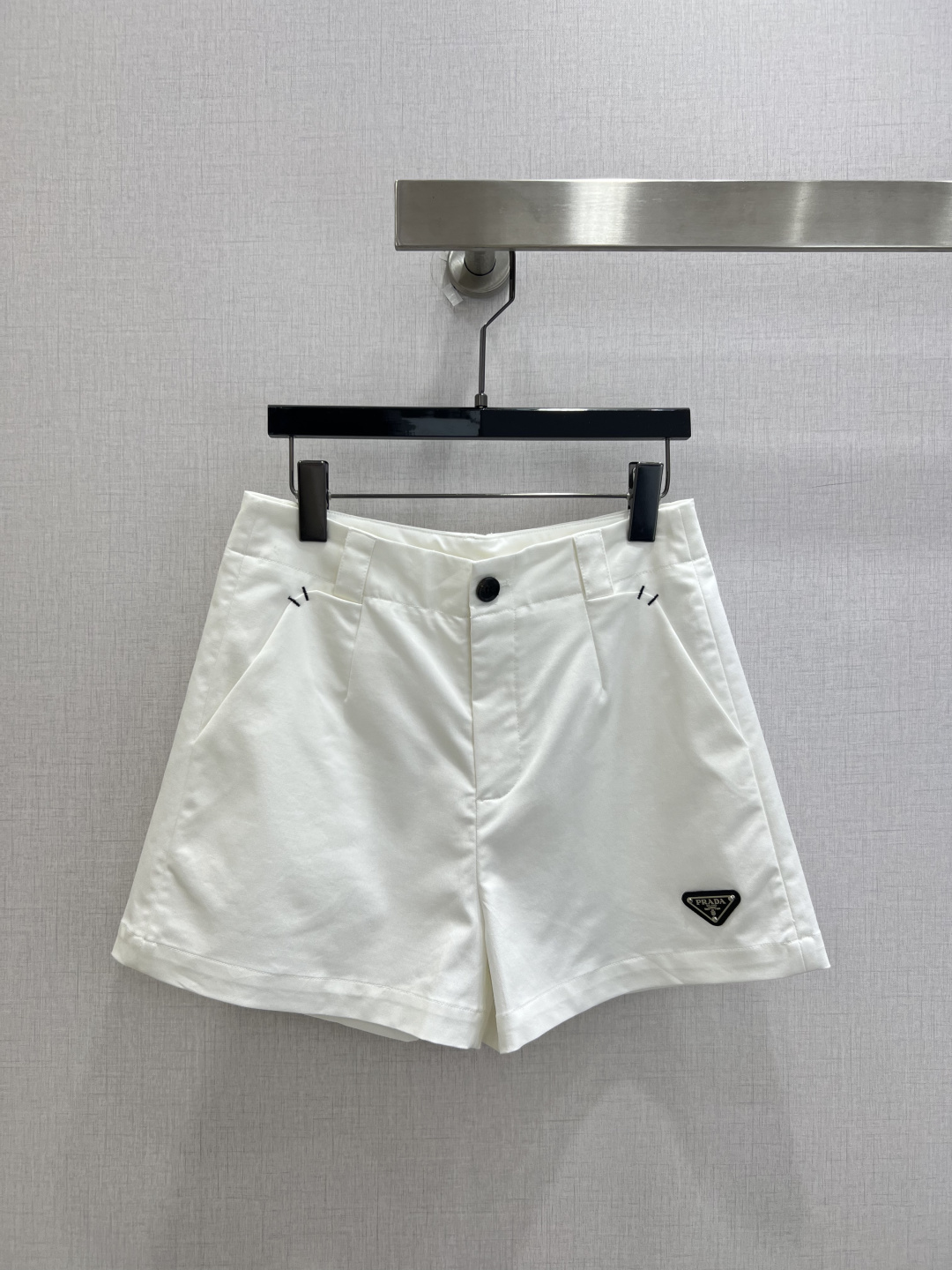 NO:930621,Highly recommended 26 spring and summer new styles Triangle brand pleated shorts Triangular metal logo low-key luxury logo High-waisted A-line pants to hide the crotch and modify the leg shape Three-color basic style versatile tops Three colors SML code High quality, shorts,19860909强烈推荐 26春夏新款 三角牌压褶短裤 三角金属标低调轻奢标识 高腰A字裤型藏胯修饰腿型 三色基础款百搭各类上衣 三个色 SML码 高品质,,shorts,,Women's clothing