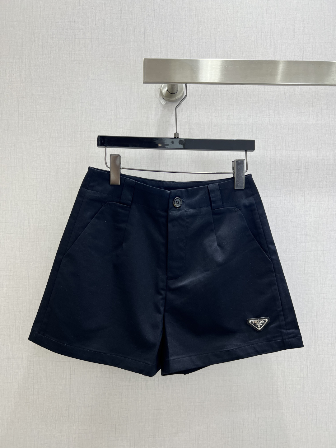 NO:930600,Highly recommended 26 spring and summer new styles Triangle brand pleated shorts Triangular metal logo low-key luxury logo High-waisted A-line pants to hide the crotch and modify the leg shape Three-color basic style versatile tops Three colors SML code High quality, shorts,19860909强烈推荐 26春夏新款 三角牌压褶短裤 三角金属标低调轻奢标识 高腰A字裤型藏胯修饰腿型 三色基础款百搭各类上衣 三个色 SML码 高品质,,shorts,,Women's clothing