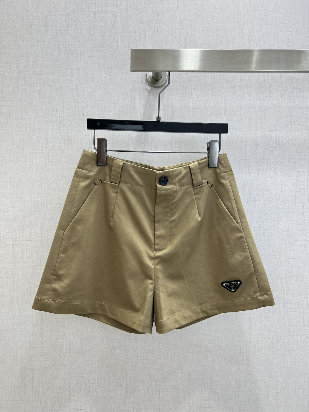 NO:930580,Highly recommended 26 spring and summer new styles Triangle brand pleated shorts Triangular metal logo low-key luxury logo High-waisted A-line pants to hide the crotch and modify the leg shape Three-color basic style versatile tops Three colors SML code High quality, shorts,19860909强烈推荐 26春夏新款 三角牌压褶短裤 三角金属标低调轻奢标识 高腰A字裤型藏胯修饰腿型 三色基础款百搭各类上衣 三个色 SML码 高品质,,shorts,,Women's clothing