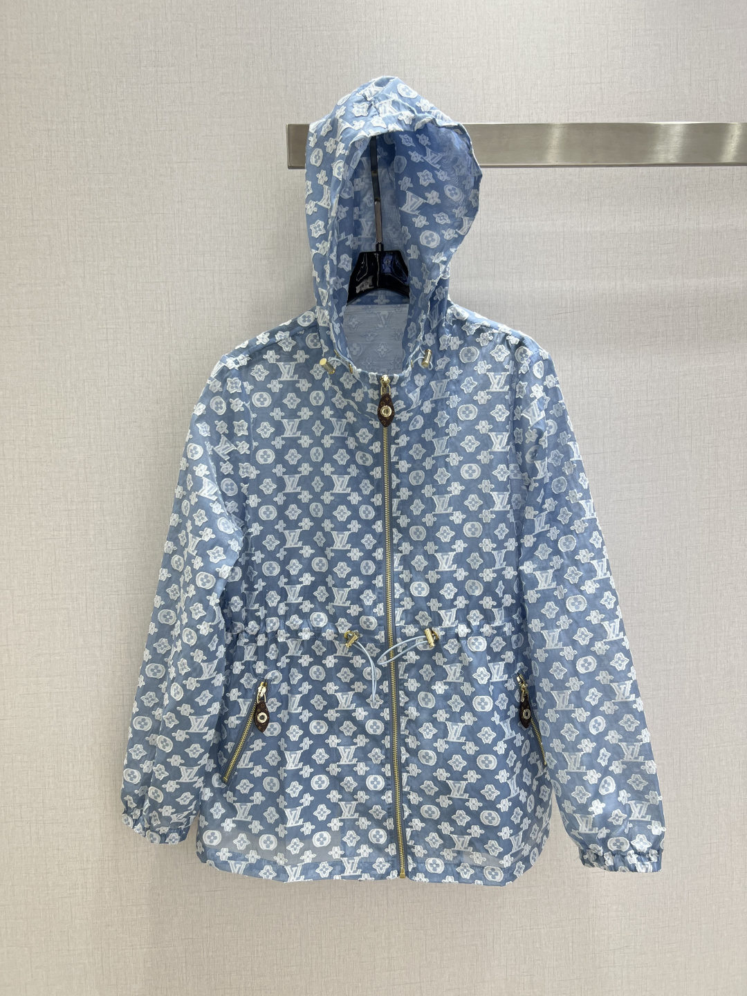 NO:930667,Highly recommended 26 spring and summer new style jacquard hooded drawstring jacket. All-over three-dimensional jacquard enhances sophistication. Lightweight and breathable. Blocks summer ultraviolet rays. The hooded metal buckle is full of design details. Metal zipper + leather label full of texture. Elastic cuffs. Suitable for commuting and outing. Two colors SML code. High quality, jackets & coats, hats,19860909强烈推荐 26春夏新款 提花连帽抽绳外套 满幅立体提花提升精致度 轻薄透气 阻隔夏日紫外线 连帽金属扣细节设计感十足 金属拉链+皮标质感拉满 松紧袖口 通勤出游都适配 两个色 SML码 高品质,,jackets & coats,hats,,Women's clothing