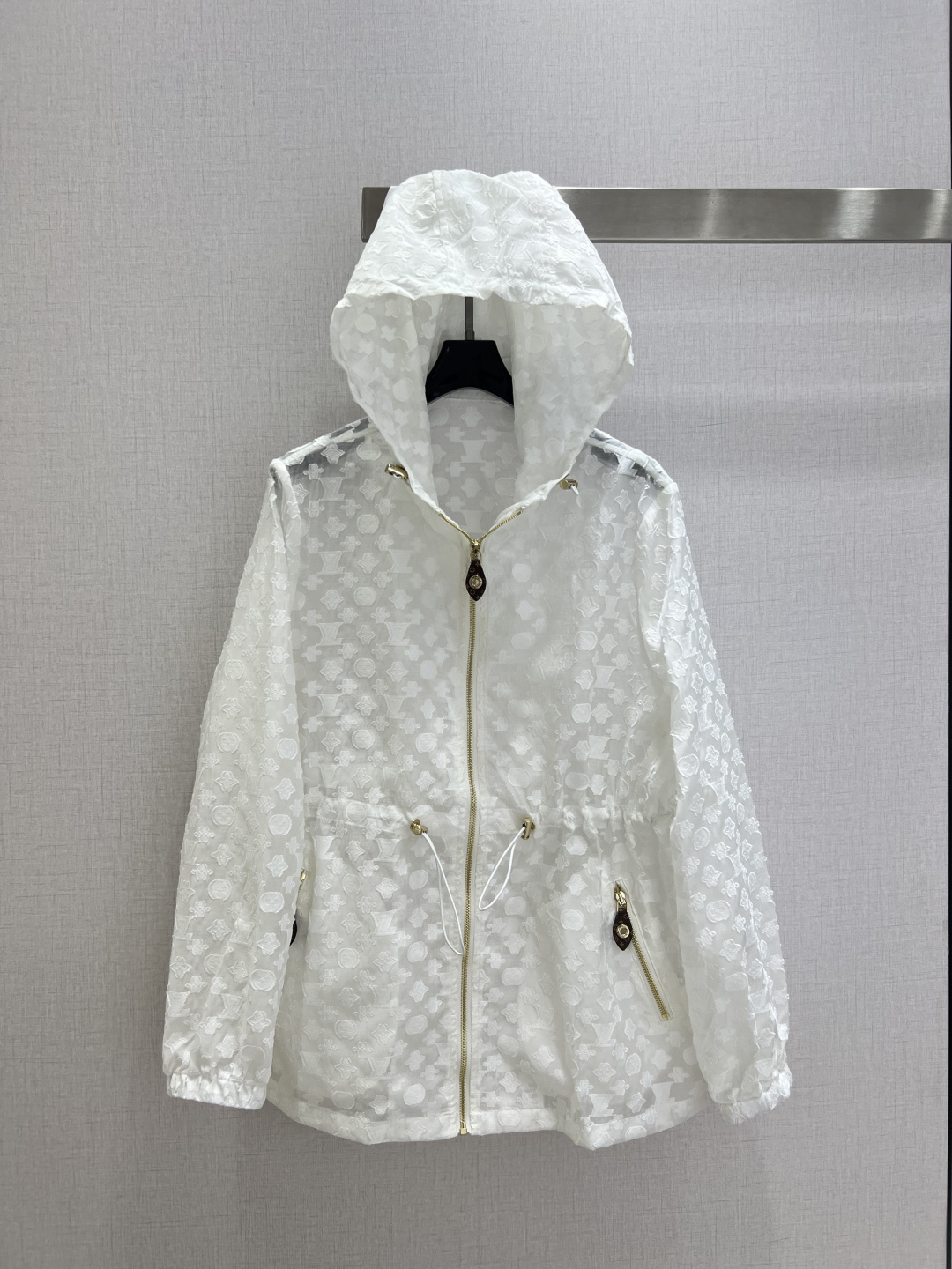 NO:930734,Highly recommended 26 spring and summer new style jacquard hooded drawstring jacket. All-over three-dimensional jacquard enhances sophistication. Lightweight and breathable. Blocks summer ultraviolet rays. The hooded metal buckle is full of design details. Metal zipper + leather label full of texture. Elastic cuffs. Suitable for commuting and outing. Two colors SML code. High quality, jackets & coats, hats,19860909强烈推荐 26春夏新款 提花连帽抽绳外套 满幅立体提花提升精致度 轻薄透气 阻隔夏日紫外线 连帽金属扣细节设计感十足 金属拉链+皮标质感拉满 松紧袖口 通勤出游都适配 两个色 SML码 高品质,,jackets & coats,hats,,Women's clothing