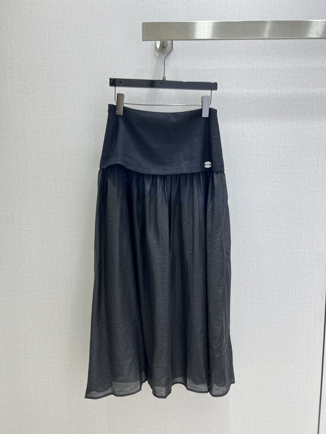 NO:930684,Highly recommended 26 spring and summer new style. Long skirt with spliced ​​embroidery. Double-layer waist design brings a sense of layering. Lightweight and slightly translucent textured fabric is refreshing and breathable. Small label embroidery is low-key and highlights the sense of sophistication. Draped long skirt with large swing brings soft light when walking. Two colors SML code. High quality,,skirts,19860909强烈推荐 26春夏新款 拼接绣品长半裙 双层腰头设计自带层次感 轻薄微透肌理面料清爽透气 小标刺绣低调凸显精致感 垂坠大摆长裙走路自带柔光 两个色 SML码 高品质,,skirts,,Women's clothing