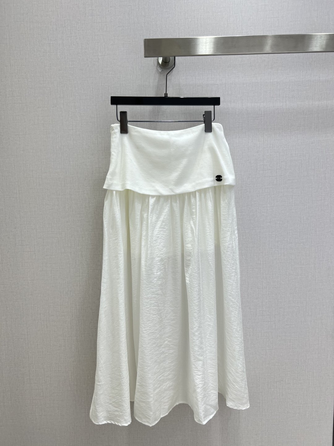 NO:930666,Highly recommended 26 spring and summer new style. Long skirt with spliced ​​embroidery. Double-layer waist design brings a sense of layering. Lightweight and slightly translucent textured fabric is refreshing and breathable. Small label embroidery is low-key and highlights the sense of sophistication. Draped long skirt with large swing brings soft light when walking. Two colors SML code. High quality,,skirts,19860909强烈推荐 26春夏新款 拼接绣品长半裙 双层腰头设计自带层次感 轻薄微透肌理面料清爽透气 小标刺绣低调凸显精致感 垂坠大摆长裙走路自带柔光 两个色 SML码 高品质,,skirts,,Women's clothing