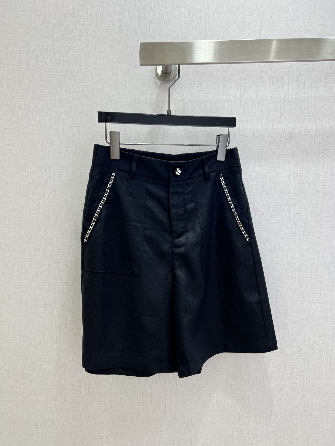 NO:930719,Highly recommended 26 spring and summer new style. Metal chain button trousers. High waist and five-quarter version to modify the leg shape. Single logo button. Simple and high-end without being picky. Pockets with metal chains are exquisite and noble. Double large pockets are both beautiful and practical. Can be worn for commuting and outing. Two colors. SML code. High quality.19860909强烈推荐 26春夏新款 金属链条纽扣中裤 高腰五分版型修饰腿型 单颗logo纽扣 简约高级不挑人 口袋镶金属链条精致显贵 双大口袋兼顾美观与实用 通勤出游皆可穿 两个色 SML码 高品质,,,Women's clothing