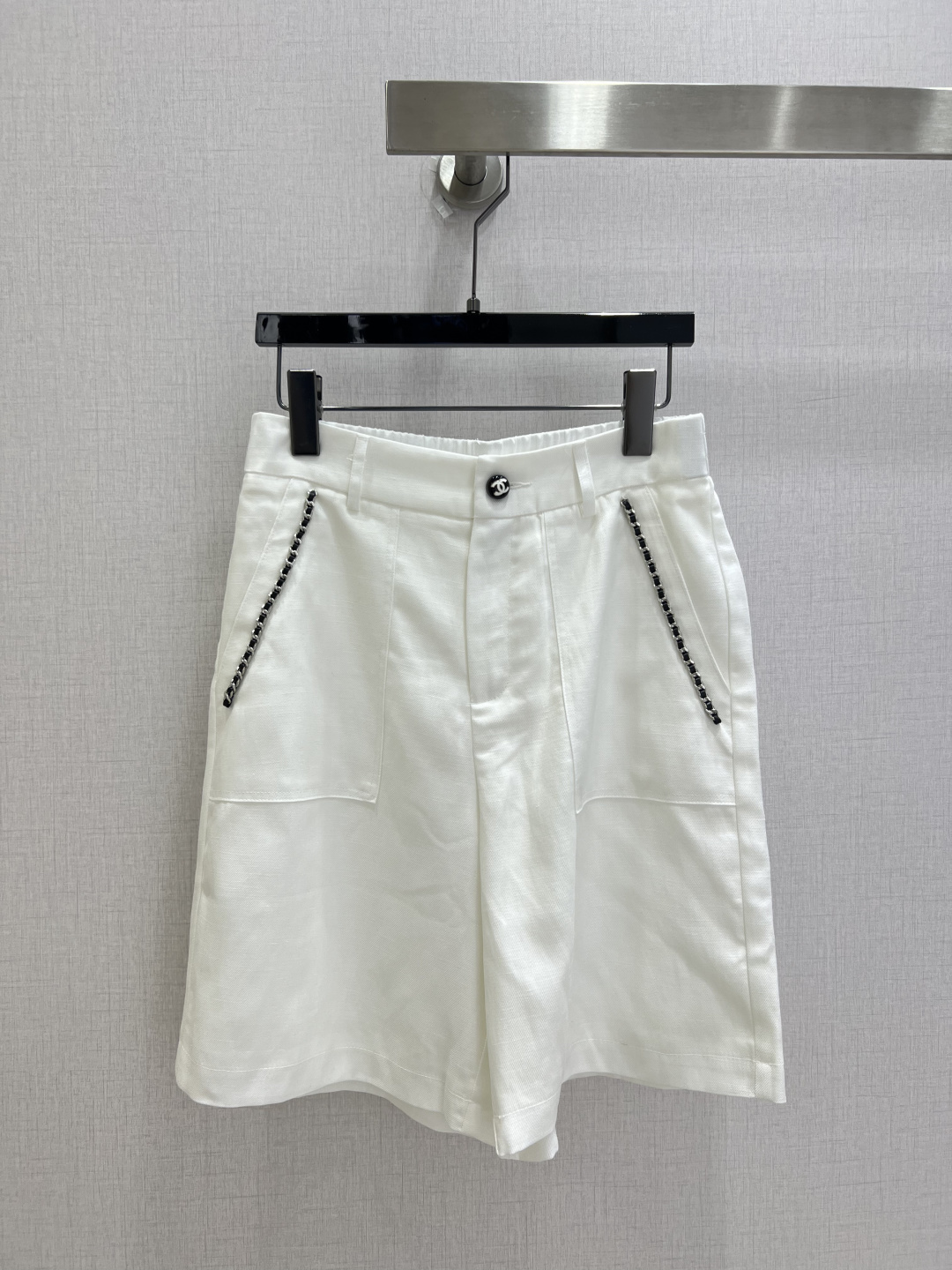 NO:930703,Highly recommended 26 spring and summer new style. Metal chain button trousers. High waist and five-quarter version to modify the leg shape. Single logo button. Simple and high-end without being picky. Pockets with metal chains are exquisite and noble. Double large pockets are both beautiful and practical. Can be worn for commuting and outing. Two colors. SML code. High quality.19860909强烈推荐 26春夏新款 金属链条纽扣中裤 高腰五分版型修饰腿型 单颗logo纽扣 简约高级不挑人 口袋镶金属链条精致显贵 双大口袋兼顾美观与实用 通勤出游皆可穿 两个色 SML码 高品质,,,Women's clothing