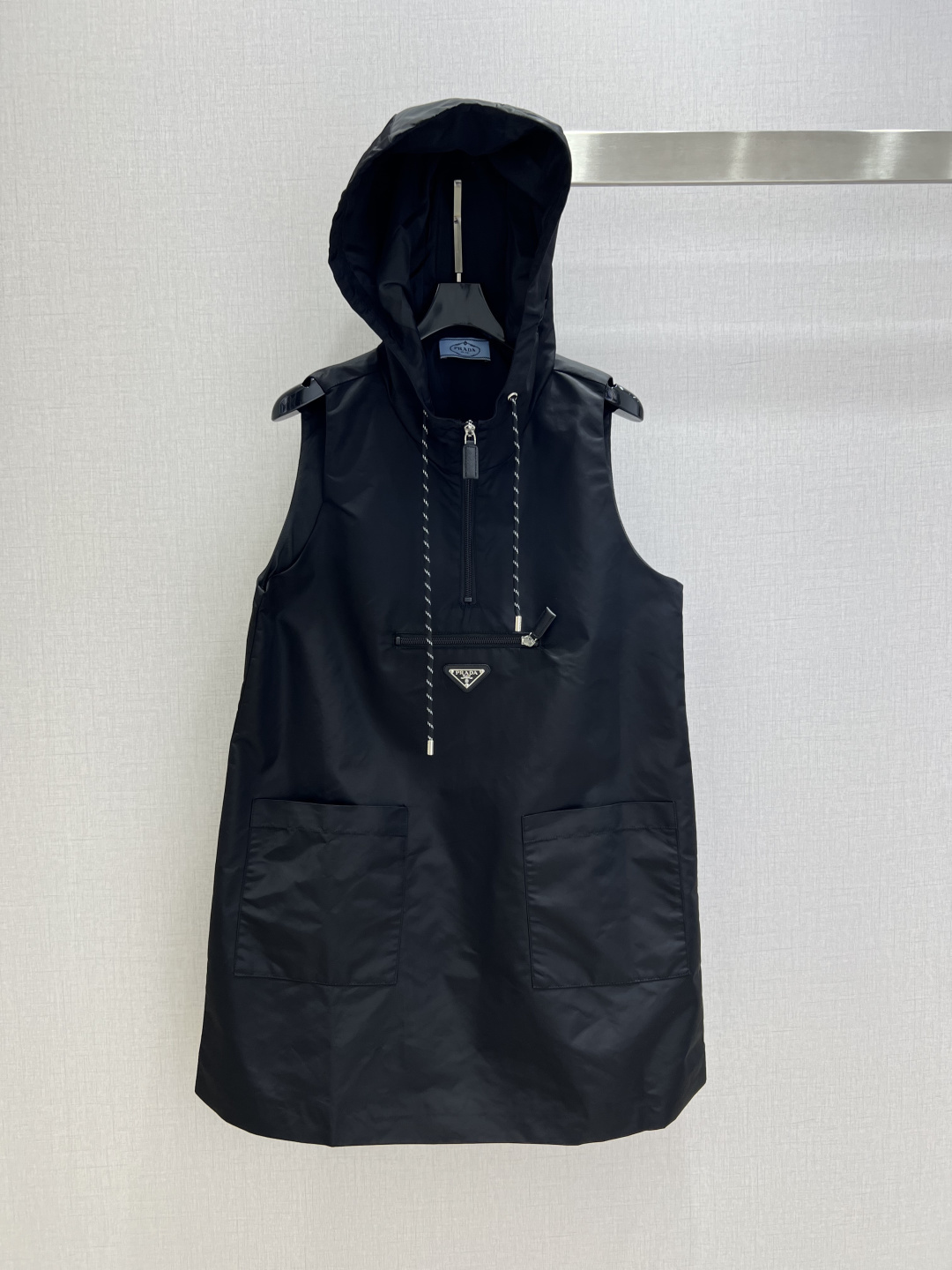 NO:902170,Highly recommended 26 spring and summer new style Sleeveless hooded work dress Half zipper stand collar hood Adjustable hood with drawstrings on both sides Chest zipper pocket + brand metal triangle logo Extra large work clothes pockets on both sides of the hem for hand insertion Both decoration and practicality One set for daily commuting to complete the outfit One color SML code High quality, skirts, hats,19860909强烈推荐 26春夏新款 无袖连帽工装连衣裙 半开拉链立领连帽 两侧抽绳可调节帽型 胸前拉链口袋+品牌金属三角徽标 下摆两侧超大工装插袋 可插手 兼具装饰与实用性 日常通勤出门一套搞定穿搭 一个色 SML码 高品质,,skirts,hats,,Women's clothing