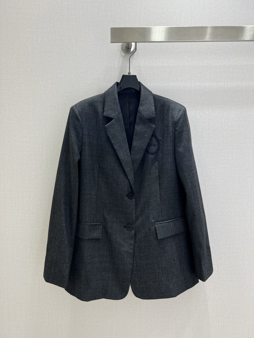 NO:899484,Highly recommended 26 spring and summer new style badge embroidered suit jacket, fine blended fabric drape online, round embroidered badge on the chest as the finishing touch, simple two-button classic and never go out of style, low-key and textured versatile suit jacket, one color SML code, high quality,,jackets & coats,business suit,19860909强烈推荐 26春夏新款 徽章刺绣西装外套 细密混纺面料垂感在线 胸口圆形刺绣徽章点睛 简约两粒扣经典永不过时 低调有质感的百搭西装外套 一个色 SML码 高品质,,jackets & coats,business suit,,Women's clothing