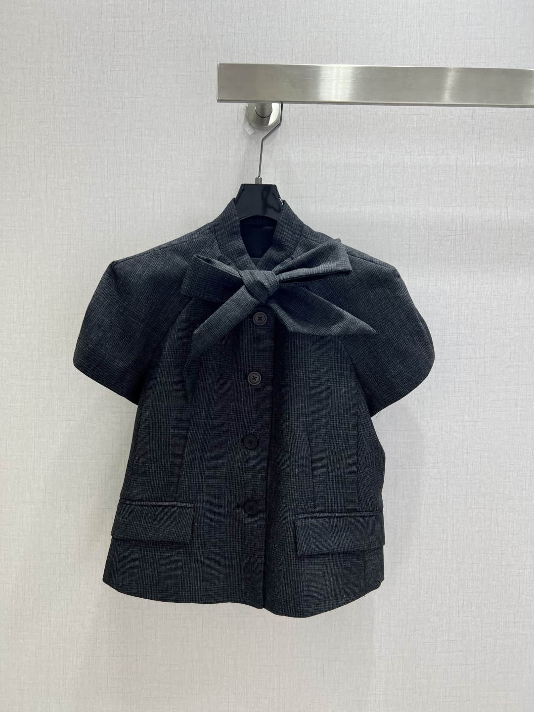 NO:899475,Highly recommended 26 spring and summer new style. Tie-waisted short-sleeved small jacket. Small fragrant style high-end jacket with low-key deep dark gray plaid. Low-key and restrained yet elegant. Delicate texture fabric is crisp and stylish. Perfectly modifies body proportions. Exquisite floating tie design on the collar breaks the boring feeling of formal wear. Gentle and elegant without losing capable aura. Clean short-sleeved short version. The upper body is light and not bloated. The waist cut is just right. Easily wear a tall and slender figure.  The classic plaid pattern never goes out of style. You look like a French lady with elegance and nobility. One color. SML code. High quality, jackets & coats, T-shirts, ties,19860909强烈推荐 26春夏新款 领带收腰短袖小外套 小香风高级感外套低调深邃深灰格纹 低调内敛又自带贵气 细腻肌理面料挺括有型 完美修饰身形比例 领口精致飘带领结设计 打破正装沉闷感 温柔优雅又不失干练气场 利落短袖短款版型 上身轻盈不臃肿 收腰剪裁恰到好处 轻松穿出高挑纤细身姿 经典格纹永不过时 一上身就是优雅贵气的法式大小姐 一个色 SML码 高品质,,jackets & coats,T-shirt,ties,,Women's clothing