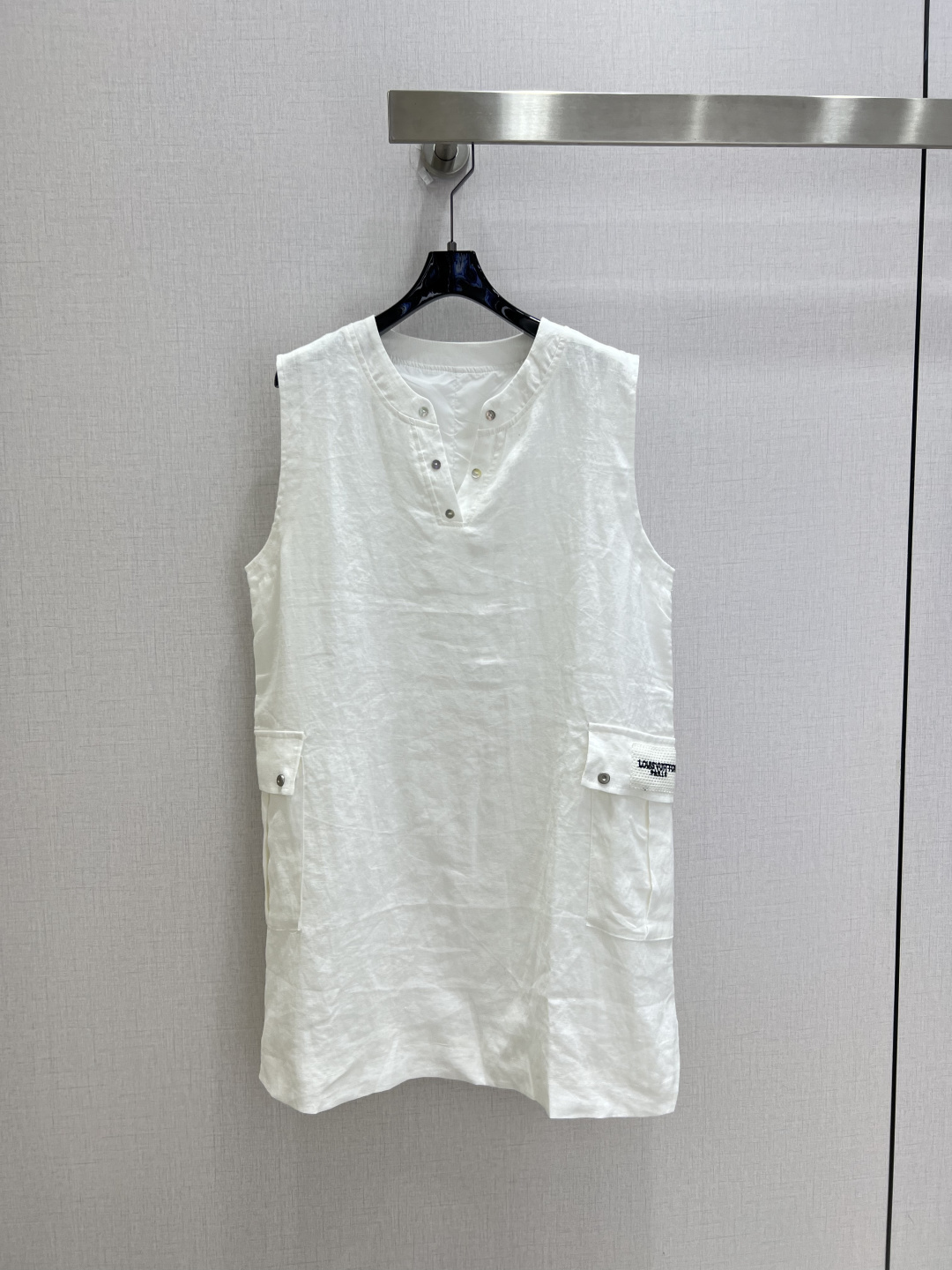NO:930712,Highly recommended 26 spring and summer new style. Double pocket embroidered sleeveless dress. Natural linen has a soft light texture. Half-buttoned small collar softly modifies the shoulders and neck. Double side work pockets weaken the monotony. Daily commuting is refreshing and effortless. One color SML code. High quality,,skirts,19860909强烈推荐 26春夏新款 双口袋绣品无袖连衣裙 天然亚麻自带柔光肌理 半开扣小领柔和修饰肩颈 双侧工装口袋弱化单调感 日常通勤清爽不费力 一个色 SML码 高品质,,skirts,,Women's clothing