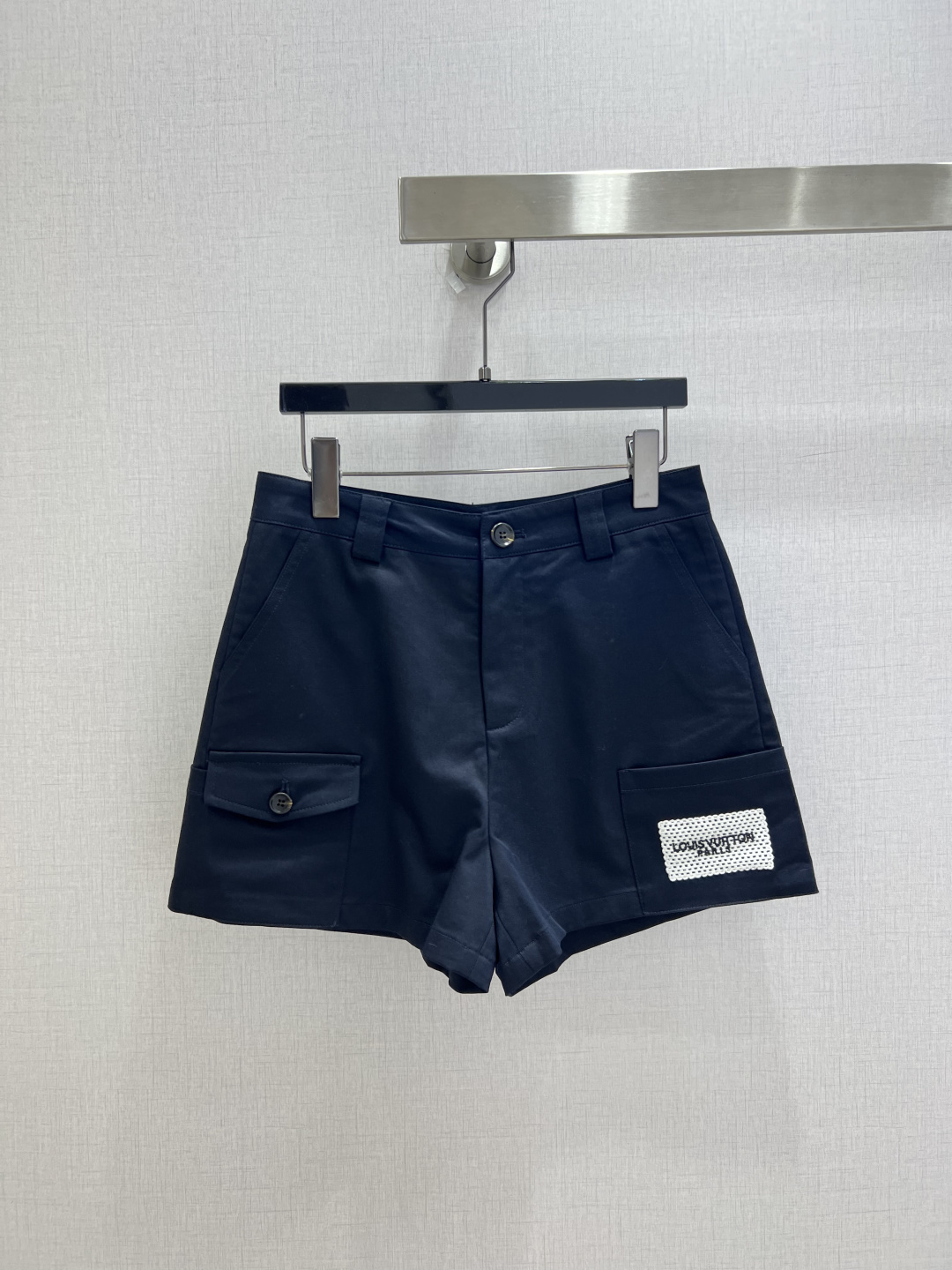 NO:930695,Highly recommended 26 spring and summer new products embroidered pocket shorts, high-waisted A-line suit shorts to hide leg fat, left flap button pocket to add three-dimensionality to work clothes, embroidered letter patch on the right side, simple with exquisite details, weakening the monotony of solid colors, switch between black and white at will, one-click to handle daily commuting, two colors SML code, high quality, shorts, business suit,19860909强烈推荐 26春夏新品 绣品口袋短裤 高腰A字西装短裤藏住腿部赘肉 左翻盖纽扣口袋增加工装立体感 右侧刺绣字母贴布 简约带精致细节 弱化纯色单调 黑白两色随心切换 通勤日常一键搞定 两个色 SML码 高品质,,shorts,business suit,,Women's clothing