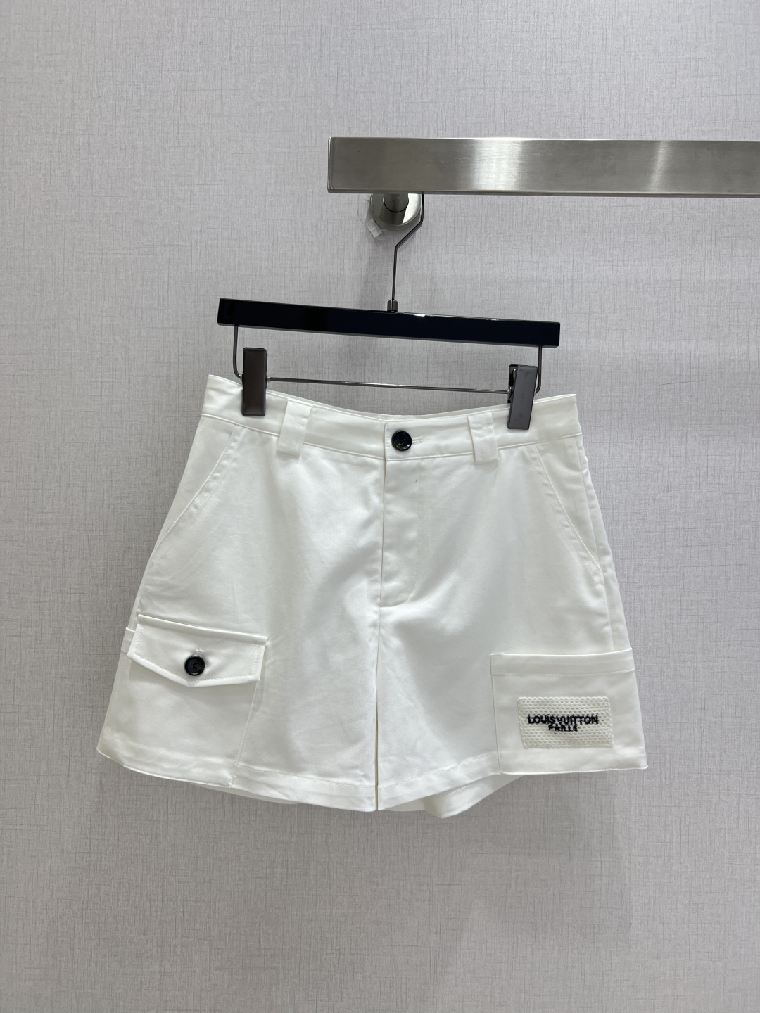 NO:930677,Highly recommended 26 spring and summer new products embroidered pocket shorts, high-waisted A-line suit shorts to hide leg fat, left flap button pocket to add three-dimensionality to work clothes, embroidered letter patch on the right side, simple with exquisite details, weakening the monotony of solid colors, switch between black and white at will, one-click to handle daily commuting, two colors SML code, high quality, shorts, business suit,19860909强烈推荐 26春夏新品 绣品口袋短裤 高腰A字西装短裤藏住腿部赘肉 左翻盖纽扣口袋增加工装立体感 右侧刺绣字母贴布 简约带精致细节 弱化纯色单调 黑白两色随心切换 通勤日常一键搞定 两个色 SML码 高品质,,shorts,business suit,,Women's clothing