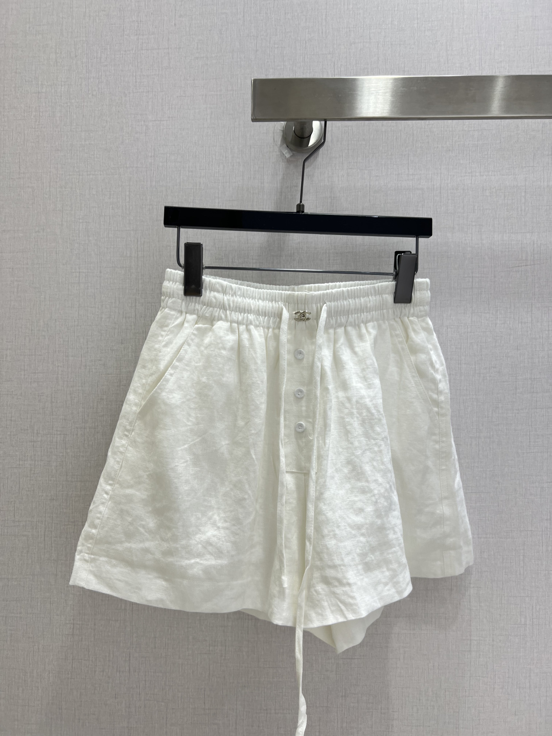 NO:930659,Highly recommended 26 spring and summer new style. Drawstring hardware-breasted shorts. Washed linen has a gentle texture. Elastic drawstring high waist, comfortable and not tight around the abdomen. Placket button + metal buckle embellishment details. Pair with the same series of tops, and you can go out as a complete set without worry. One color SML code. High quality,,shorts,19860909强烈推荐 26春夏新款 抽绳五金排扣短裤 水洗亚麻自带温柔肌理 松紧抽绳高腰自在不勒腹 门襟排扣+金属扣点缀细节 搭配同系列上衣,出门成套省心 一个色 SML码 高品质,,shorts,,Women's clothing