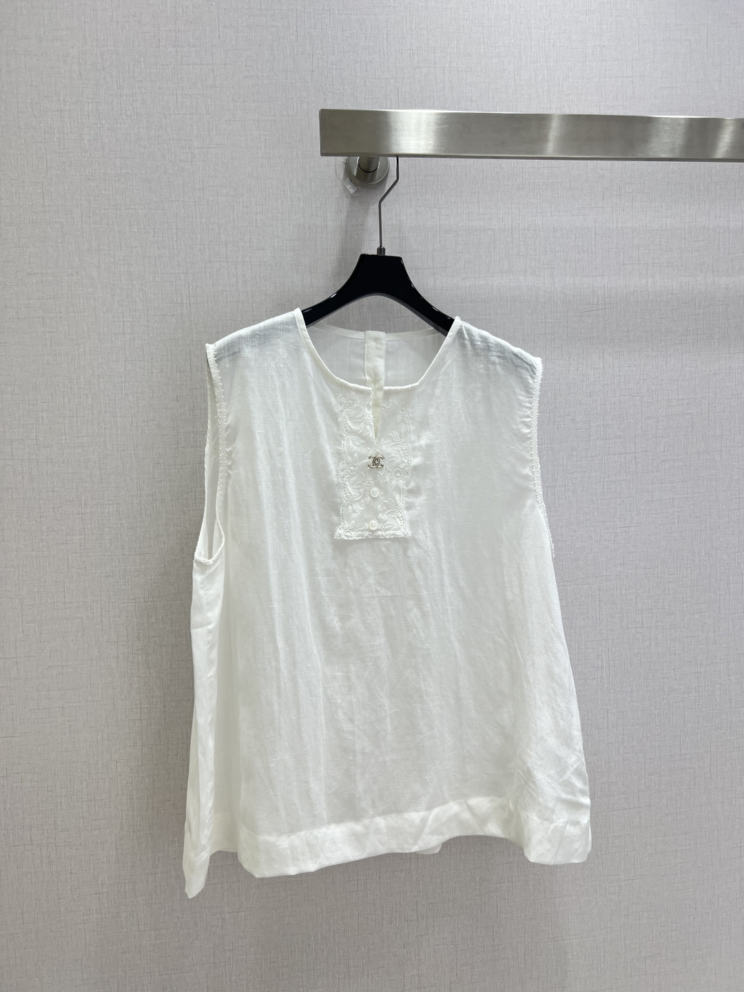 NO:930735,Highly recommended 26 spring and summer new style lace metal sleeveless top, half-open small V-neck to gently elongate the neck line, embroidered lace on the placket with custom hardware buckle, lace sleeveless to hide the small flesh of the arms, complete set with shorts, one-click production when going out, one color SML code, high quality,,shorts,19860909强烈推荐 26春夏新款 蕾丝金属无袖上衣 半开小V领柔和拉长颈部线条 门襟刺绣蕾丝搭配五金定制扣 花边无袖藏住手臂小肉肉 成套搭配短裤 出门一键出片 一个色 SML码 高品质,,shorts,,Women's clothing