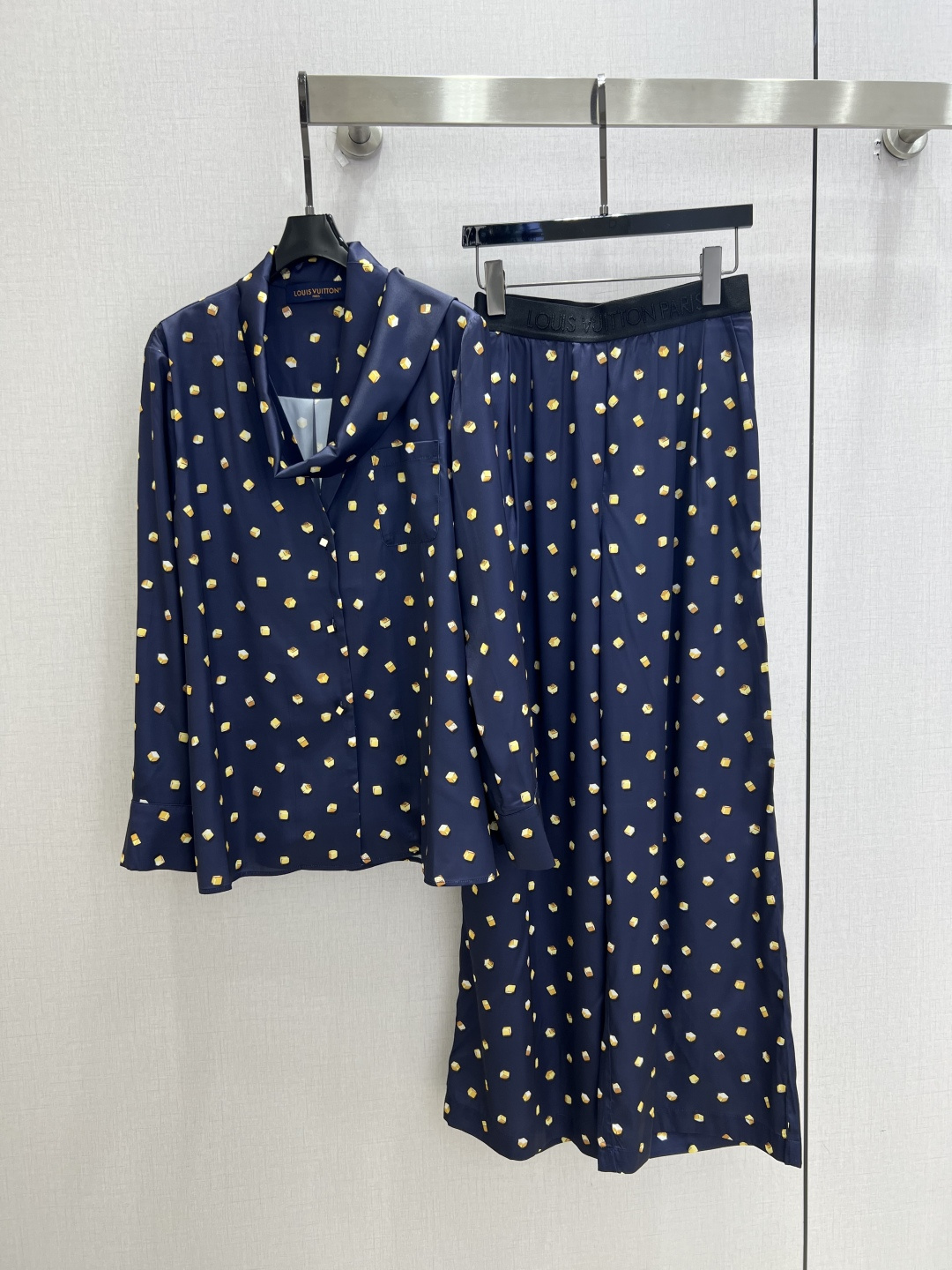 NO:899509,Highly recommended 26 spring and summer new style printed streamer trousers suit. Adorable style, full of small details. Exquisite workmanship, age-reducing fashion, good hold style, won the heart of fairies, classic work, one color, SML code, high quality,,19860909强烈推荐 26春夏新款 印花飘带长裤套装 可A可乖的风格,满满小细节太加分了.做工精致 减龄时尚 好HOLD住造型 深得仙女心 经典之作 一个色 SML码 高品质,,,Women's clothing