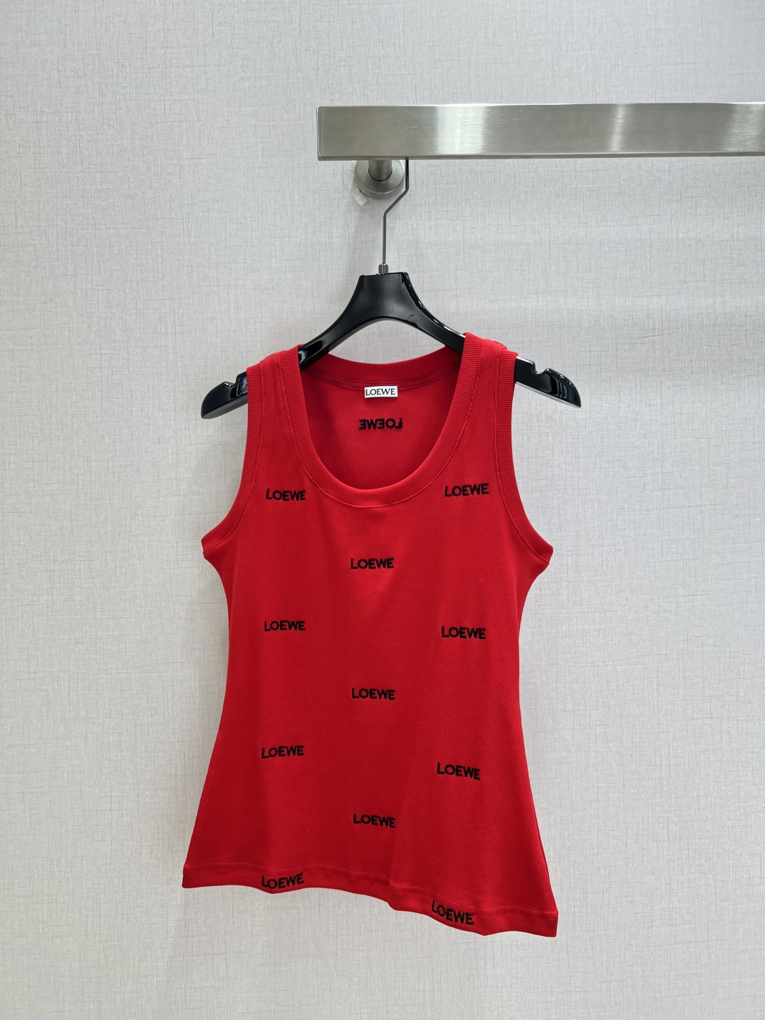 NO:899490,Highly recommended 26 spring and summer new letter embroidered vest top. It has the same high-end feel as always. The key is that it is super easy to match. It can match any clothes!  The muscles and bones feel great. The moisture absorption and breathability are also very good. It has a better display effect on the figure. From the front and side, it looks very stylish. Two colors. SML code. High quality.19860909强烈推荐 26春夏新款 字母刺绣背心上衣 一如既往的高级感,关键是超级好搭,随便什么衣服拿来都配一脸！筋骨感很棒 吸湿透气性也很好,对身材的展示效果比较好,从正面侧面看都倍儿洋气 两个色 SML码 高品质,,,Women's clothing