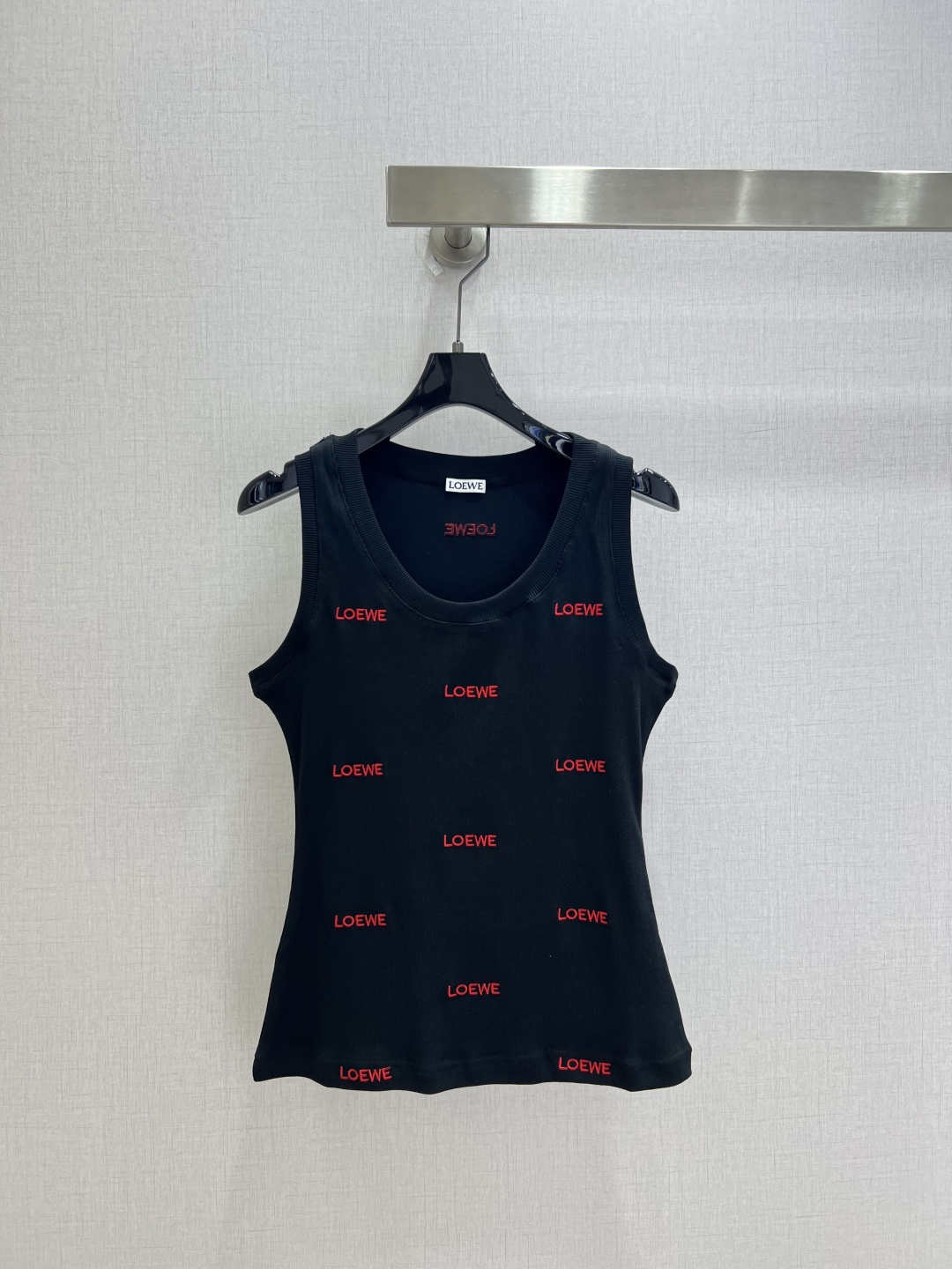 NO:899500,Highly recommended 26 spring and summer new letter embroidered vest top. It has the same high-end feel as always. The key is that it is super easy to match. It can match any clothes!  The muscles and bones feel great. The moisture absorption and breathability are also very good. It has a better display effect on the figure. From the front and side, it looks very stylish. Two colors. SML code. High quality.19860909强烈推荐 26春夏新款 字母刺绣背心上衣 一如既往的高级感,关键是超级好搭,随便什么衣服拿来都配一脸！筋骨感很棒 吸湿透气性也很好,对身材的展示效果比较好,从正面侧面看都倍儿洋气 两个色 SML码 高品质,,,Women's clothing