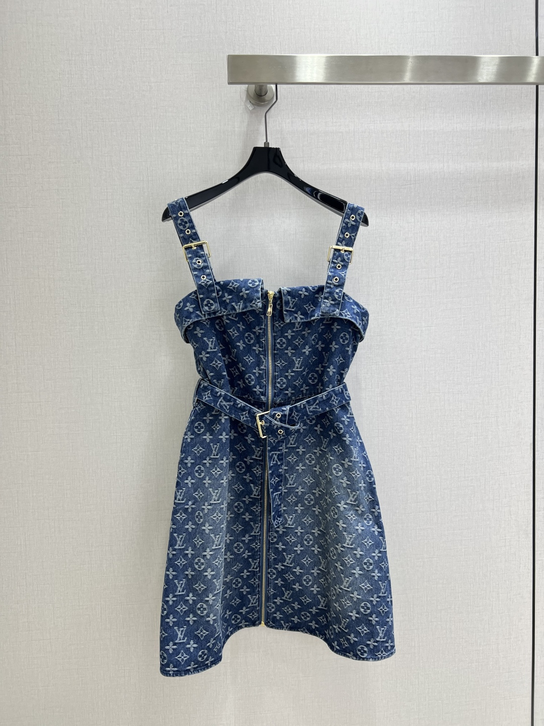 NO:899554,Highly recommended 26 spring and summer new style Presbyopia belt denim suspender dress. High-end production ~ super fashionable. The upper body is cool and sassy. The texture is fine, the cotton feels natural, the muscles are strong, and super beautiful!  The details and workmanship are super good, new products are in stock, unboxing and grabbing, one color SML code, high quality,,skirts,19860909强烈推荐 26春夏新款 老花腰带牛仔背带连衣裙 高版出品～超时髦 上身又酷又飒爽 纹理细腻,棉感自然,有筋骨感,超级漂亮！细节做工超级好,新品现货开箱开抢 一个色 SML码 高品质,,skirts,,Women's clothing