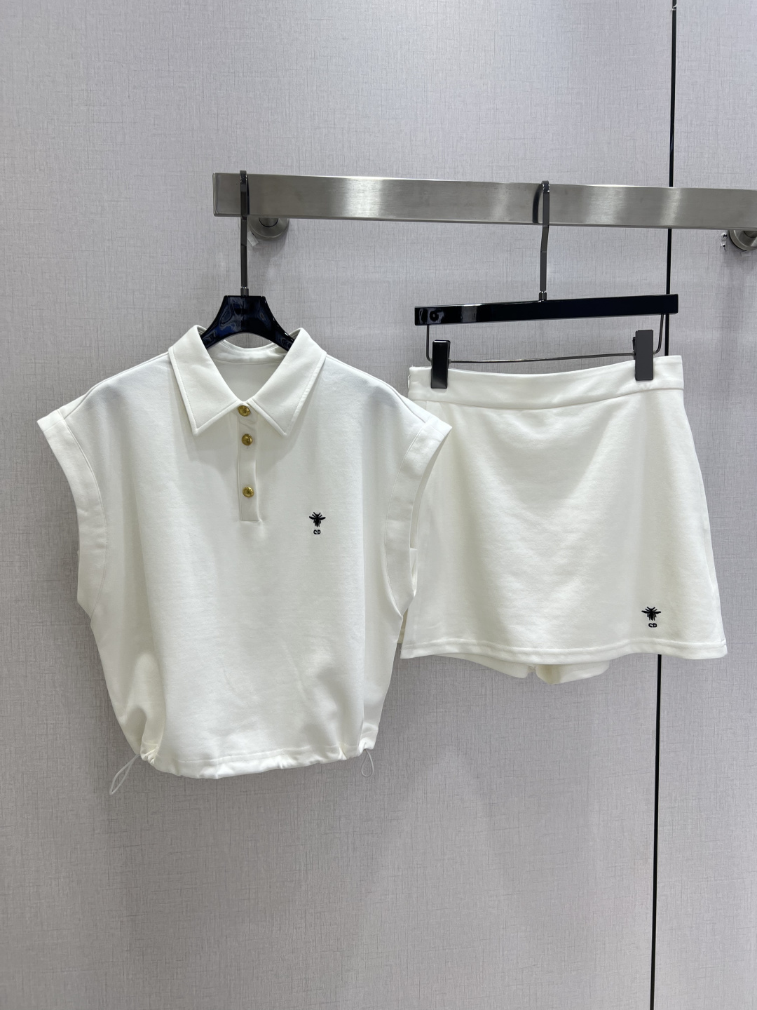 NO:899499,Highly recommended 26 spring and summer new embroidered culottes suit. Sleeveless covered shoulders to weaken the shoulder width. Exquisite small embroidered logo on the chest adds a light luxury texture. Three metal buckles are embellished. The hems on both sides can be adjusted with drawstrings. The waistline can be tightened freely. The integrated design of culottes and skirts says goodbye to the worry of being exposed. Two colors SML code. High quality,,skirts,19860909强烈推荐 26春夏新款 刺绣裤裙套装 无袖盖肩弱化肩宽 胸口精致小刺绣标 增添轻奢质感 三粒金属扣点缀 两侧下摆可抽绳调节 能自由收束腰线 裤裙一体设计告别走光烦恼 两个色 SML码 高品质,,skirts,,Women's clothing