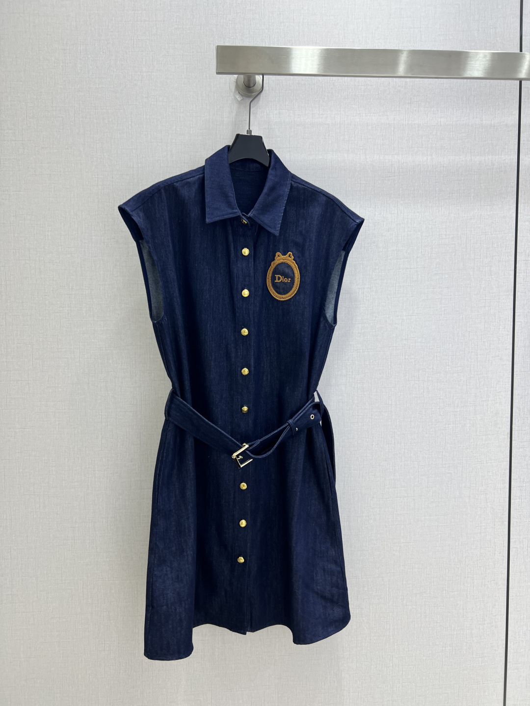 NO:899489,Highly recommended 26 spring and summer new style. Badge embroidered belt dress. Lapel sleeveless shoulder cover design. Neatly modified shoulder and arm lines. Gold button placket is retro and attractive. Metal belt tightens the waistline. It can be adjusted freely. It can be worn in a 37-7 ratio. Embroidered badge on the chest is low-key, noble and unobtrusive. One color SML code. High quality,,skirts,19860909强烈推荐 26春夏新款 徽章刺绣腰带连衣裙 翻领无袖盖肩设计 利落修饰肩臂线条 金扣排襟复古耐看 金属腰带收紧腰线 可自由调节 穿出三七分比例 胸前刺绣徽章 低调显贵不张扬 一个色 SML码 高品质,,skirts,,Women's clothing