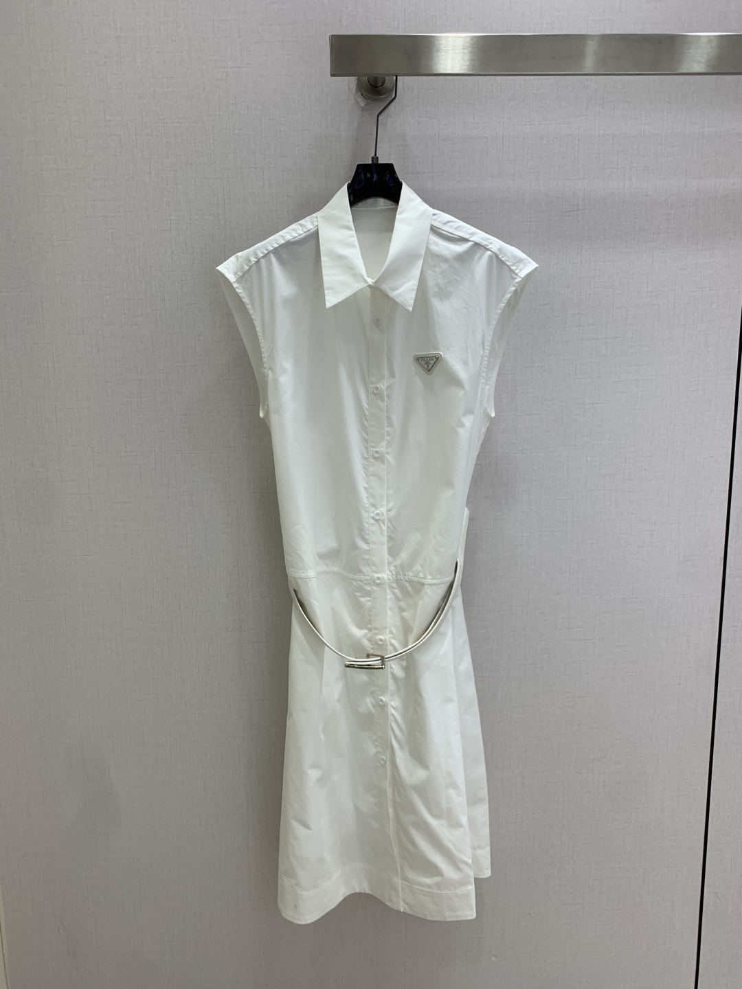 NO:899473,Highly recommended 26 spring and summer new style logo belt sleeveless dress, low-key luxury three-dimensional tailoring, streamlined line design, noble and elegant with gentle and intellectual temperament. Imported special materials will be amazing when you receive it. Customized fabric texture is amazing!  Two colors SML code high quality,skirts,19860909强烈推荐 26春夏新款 徽标腰带无袖连衣裙 低调奢华立体剪裁 精简线条感设计 高贵典雅又尽显温柔知性的气质 进口特殊材质 收到手会很惊艳 定制面料质感超赞！两个色 SML码 高品质,,skirts,,Women's clothing