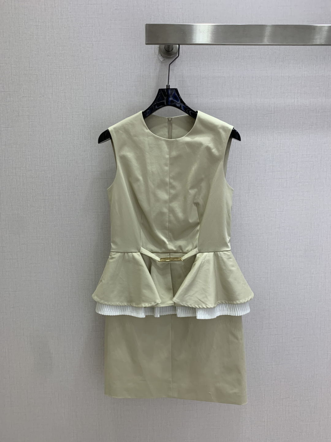 NO:899556,Highly recommended 26 spring and summer new style. Two-piece metallic sleeveless dress with lotus leaf waist. Short straight skirt elongates the proportion of the legs. Three-dimensional lotus leaf waist cleverly tightens the waist line. Double-layer splicing design weakens the shortcomings of the lower body. Sleeveless tailoring is refreshing and suitable for daily life in spring and summer. One color, SMLXL code, high quality l,,skirts,19860909强烈推荐 26春夏新款 荷叶腰假两件金属无袖连衣裙 短款直筒裙型拉长腿部比例 立体荷叶腰巧妙收束腰线 双层拼接设计弱化下半身短板 无袖剪裁清爽适配春夏日常 一个色 SMLXL码 高品质l,,skirts,,Women's clothing