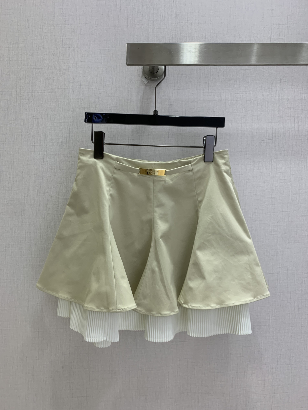NO:899542,Highly recommended for spring and summer 26. Metal pleated fake two-piece skirt. Light khaki light luxury double-layer skirt. Fake two-piece splicing design bids farewell to basic monotony. The metal nameplate at the waist enhances the exquisite texture. The pleated chiffon at the hem brings soft light when walking. It directly fills the commuting atmosphere. One color, SMLXL code, high quality,,skirts,19860909强烈推荐 26春夏新款 金属褶皱假两件半裙 浅卡其轻奢双层半身短裙 假两件拼接设计告别基础单调 腰头金属铭牌提升精致质感 下摆百褶雪纺走动自带柔光 通勤氛围感直接拉满 一个色 SMLXL码 高品质,,skirts,,Women's clothing