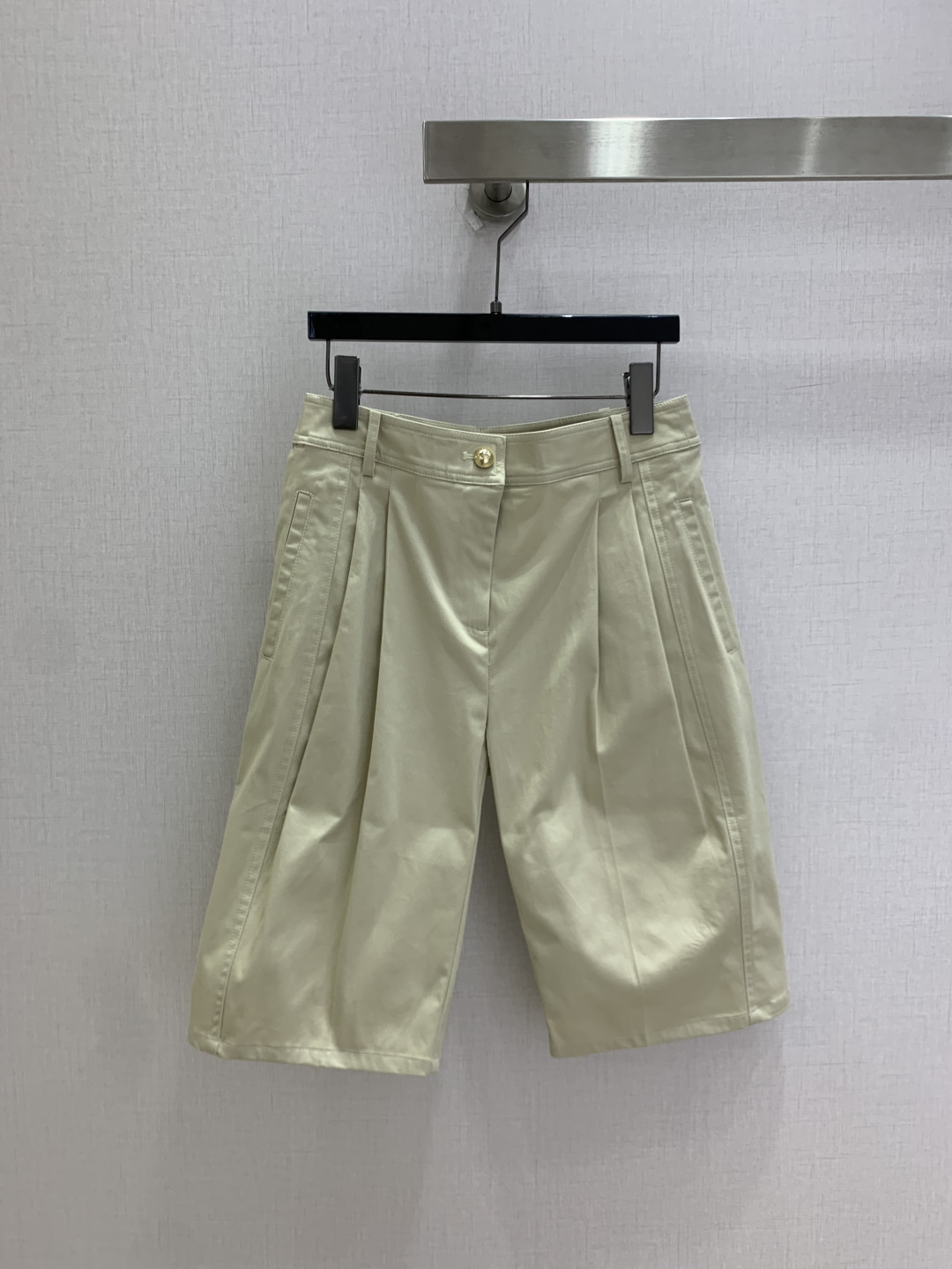 NO:899526,Highly recommended for spring and summer 26. Pleated mid-length trousers. Gold buttons embellished with low-key and refined texture. High-waisted double pleated tailoring to modify waist and abdomen lines. Matte draping fabric is refreshing and neat for commuting. Pair with shirts to create gentle workplace wear. One color, SMLXL code. High quality, shirts,19860909强烈推荐 26春夏新款 压褶五分中裤 金色纽扣点缀低调精致质感 高腰双褶剪裁修饰腰腹线条 哑光垂顺面料通勤清爽利落 搭配衬衫打造温柔职场穿搭 一个色 SMLXL码 高品质,,shirts,,Women's clothing