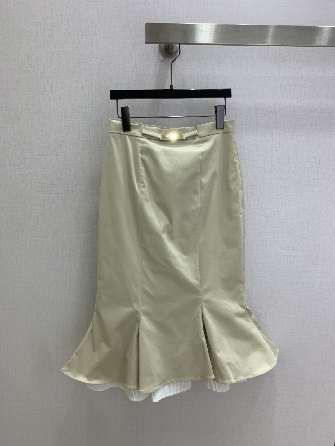 NO:899585,Highly recommended 26 spring and summer new model. Fake two-piece metal fishtail long skirt. The metal nameplate on the waist sets the exquisite tone. The hidden pleated inner layer at the hem swayes with every step. Wear it with a shirt for a smart and gentle workplace feel. One color. SMLXL code. High quality, skirts, shirts,19860909强烈推荐 26春夏新款 假两件金属鱼尾长半裙 腰头金属铭牌奠定精致调性 下摆暗藏百褶内层随步摇曳 搭配衬衫穿出干练温柔职场感 一个色 SMLXL码 高品质,,skirts,shirts,,Women's clothing