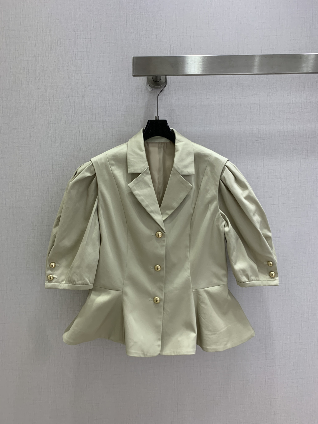 NO:899570,Highly recommended 26 spring and summer new styles. Puff sleeves, waisted, lotus leaf hem, short suit jacket, retro gold buckles embellished with low-key and refined texture. Lotus leaf hem at the hem raises the waist line to make you taller and slimmer. Three-dimensional darts accurately tighten the waist and abdomen line. Puff sleeves modify the shape of the body without picking up the shoulders. The short length is suitable for small people and optimizes the proportion. One color SMLXL code. High quality, jackets & coats, business suit,19860909强烈推荐 26春夏新款 泡泡袖收腰荷叶摆短西装外套复古金扣点缀低调精致质感 下摆荷叶摆拉高腰线显高显瘦 立体收省精准收紧腰腹线条 泡泡袖修饰拜拜肉不挑肩型 短款衣长适配小个子优化比例 一个色 SMLXL码 高品质,,jackets & coats,business suit,,Women's clothing