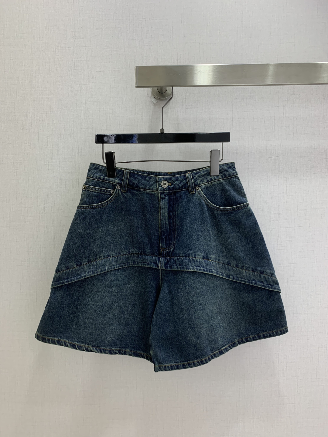 NO:901095,Highly recommended 26 spring and summer new denim leather brand mid-pants, super fashionable, unique color tones, cool and sassy on the upper body, fine texture, natural cotton feel, muscular feel, super beautiful!  The details and workmanship are super good, new products are in stock, unboxed and available for grabs, one color SML code, high quality,19860909强烈推荐 26春夏新款 牛仔皮牌中裤 超时髦 个性色调上身又酷又飒爽 纹理细腻,棉感自然,有筋骨感,超级漂亮！细节做工超级好,新品现货开箱开抢 一个色 SML码 高品质,,,Women's clothing