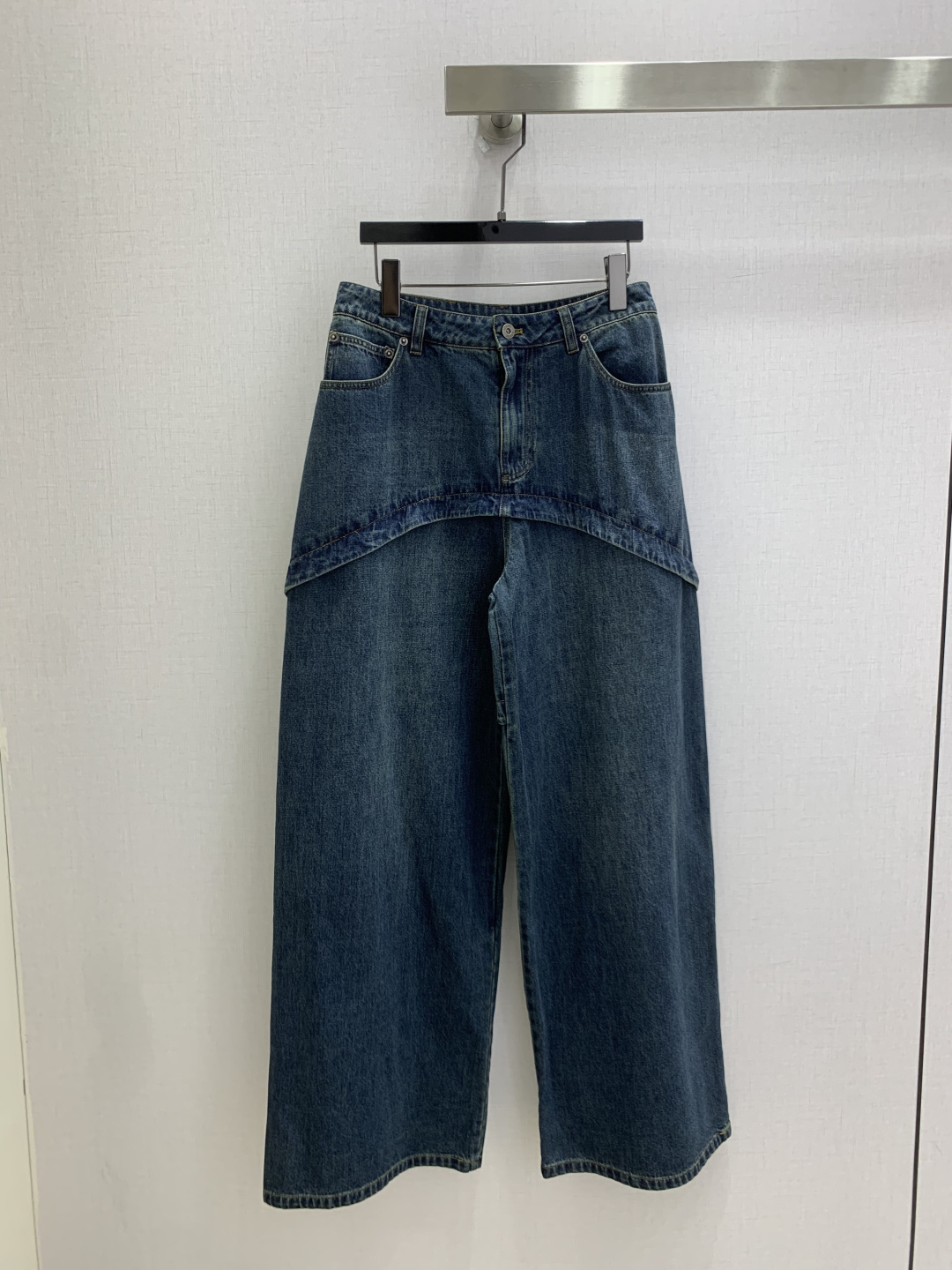 NO:901060,Highly recommended 26 spring and summer new leather brand denim trousers, super fashionable, unique color tones, cool and sassy on the upper body, fine texture, natural cotton feel, muscular feel, super beautiful!  The details and workmanship are super good, l ready for sale, unboxing and grabbing, one color SML code, high quality p,,19860909强烈推荐 26春夏新款 皮牌牛仔长裤 超时髦 个性色调上身又酷又飒爽 纹理细腻,棉感自然,有筋骨感,超级漂亮！细节做工超级好,l现货开箱开抢 一个色 SML码 高品质p,,,Women's clothing