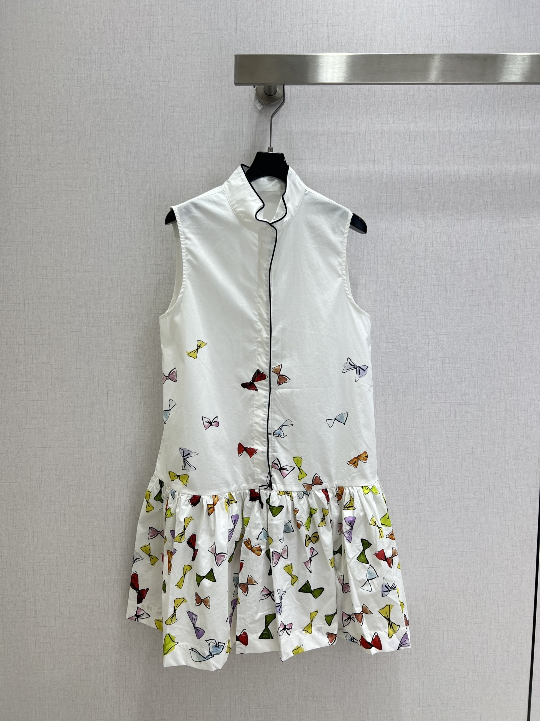 NO:902141,Highly recommended 26 spring and summer new hand-painted bow printed sleeveless dress. Cotton fabric, light and breathable, super comfortable to wear in spring and summer!  The white base with all-over printed colorful bows is lively and age-reducing. The black contrasting collar and sleeveless shirt skirt style have a French-style sophistication and full A-line ruffle skirt. It is smart and elegant. It is great for daily outings and vacation photos. You can easily get a energetic and girly look!  One color SML code high quality,skirts,shirts,19860909强烈推荐 26春夏新款 手绘蝴蝶结印花无袖连衣裙 棉质面料,轻盈透气,春夏穿超舒服！白色底配满印彩色蝴蝶结,活泼又减龄,黑色撞色领边+无袖衬衫裙版型,法式精致感满满A字荷叶边裙摆,灵动飘逸,日常出街、度假拍照都很出片,轻松get元气少女感！一个色 SML码 高品质,,skirts,shirts,,Women's clothing