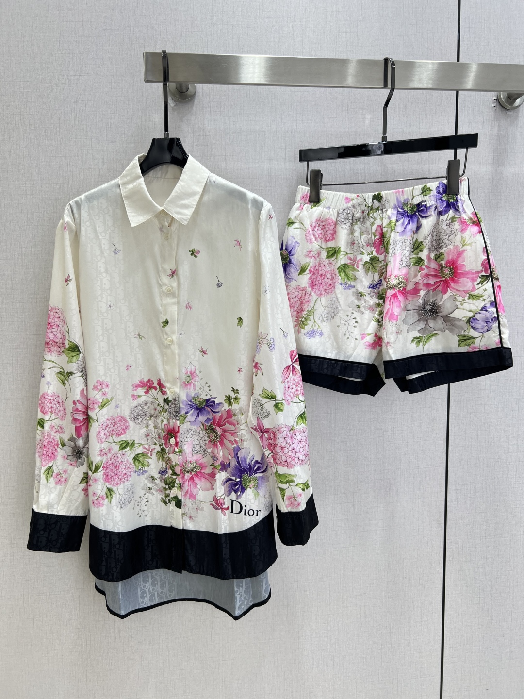 NO:902266,Highly recommended for 26 spring and summer new style. Floral color block shirt and shorts set. Watercolor hydrangea flowers are covered with satin body. Dark patterned old flower bottom lining has a low-key and luxurious texture. The shirt and shorts set eliminates the worry of matching. Soft light fabric, gentle when you take photos when traveling. One color SMLXL code. High quality, shorts, shirts,19860909强烈推荐 26春夏新款 繁花拼色衬衫短裤套装 水彩绣球繁花铺满缎面衣身 暗纹老花底衬低调轻奢质感 衬衫短裤成套省去搭配烦恼 柔光面料,出游随手拍都温柔 一个色 SMLXL码 高品质,,shorts,shirts,,Women's clothing