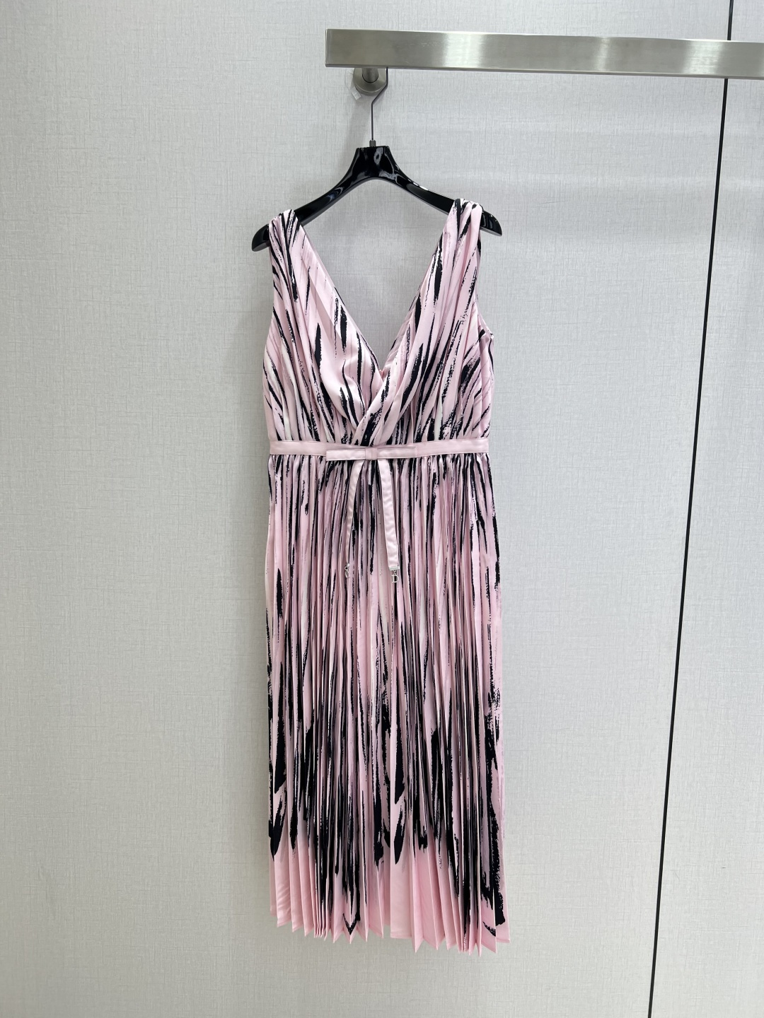 NO:902279,Highly recommended 26 spring and summer new style. Splash-ink vertical belt sleeveless dress. Deep V cross wraps the upper body, modifies the shoulder and neck lines, and has a waist-cinching effect. The waist is matched with satin straps of the same color, which can be freely adjusted for tightness. The pendant metal tag enhances sophistication. The pleated long skirt is evenly pleated all over the body. It is drapey and three-dimensional, and has an elegant atmosphere when walking. One color, SMLXL code, high quality,,skirts,19860909强烈推荐 26春夏新款 泼墨竖条腰带无袖连衣裙 深V交叉裹胸上半身,修饰肩颈线条,自带收腰效果；腰间配套同色系缎面绑带,可自由调节松紧,吊坠金属小标提升精致度；全身均匀压褶百褶长裙,垂坠立体,走动自带飘逸氛围感 一个色 SMLXL码 高品质,,skirts,,Women's clothing