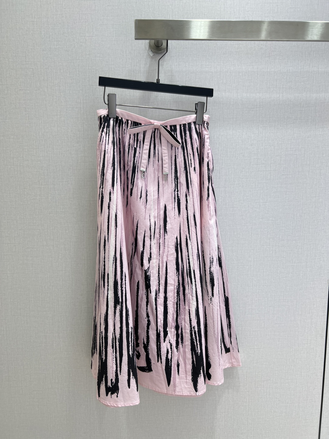 NO:902311,Highly recommended 26 spring and summer new style, long skirt with vertical ink stripes. The waist is matched with a strap bow of the same color. The pendant is decorated with a small metal mark of the brand. The details are exquisite. Abstract vertical strips of ink printing, hand-painted brushstrokes are full of artistic feeling. Light blue/nude pink two-color optional, suitable for different styles. Two colors, SMLXL code, high quality,,skirts,19860909强烈推荐 26春夏新款 泼墨竖纹长半裙 腰头搭配同色系绑带蝴蝶结,吊坠饰有品牌小金属标,细节精致 抽象竖条泼墨印花,手绘笔触艺术感拉满,浅蓝/裸粉双色可选,适配不同风格.两个色 SMLXL码 高品质,,skirts,,Women's clothing