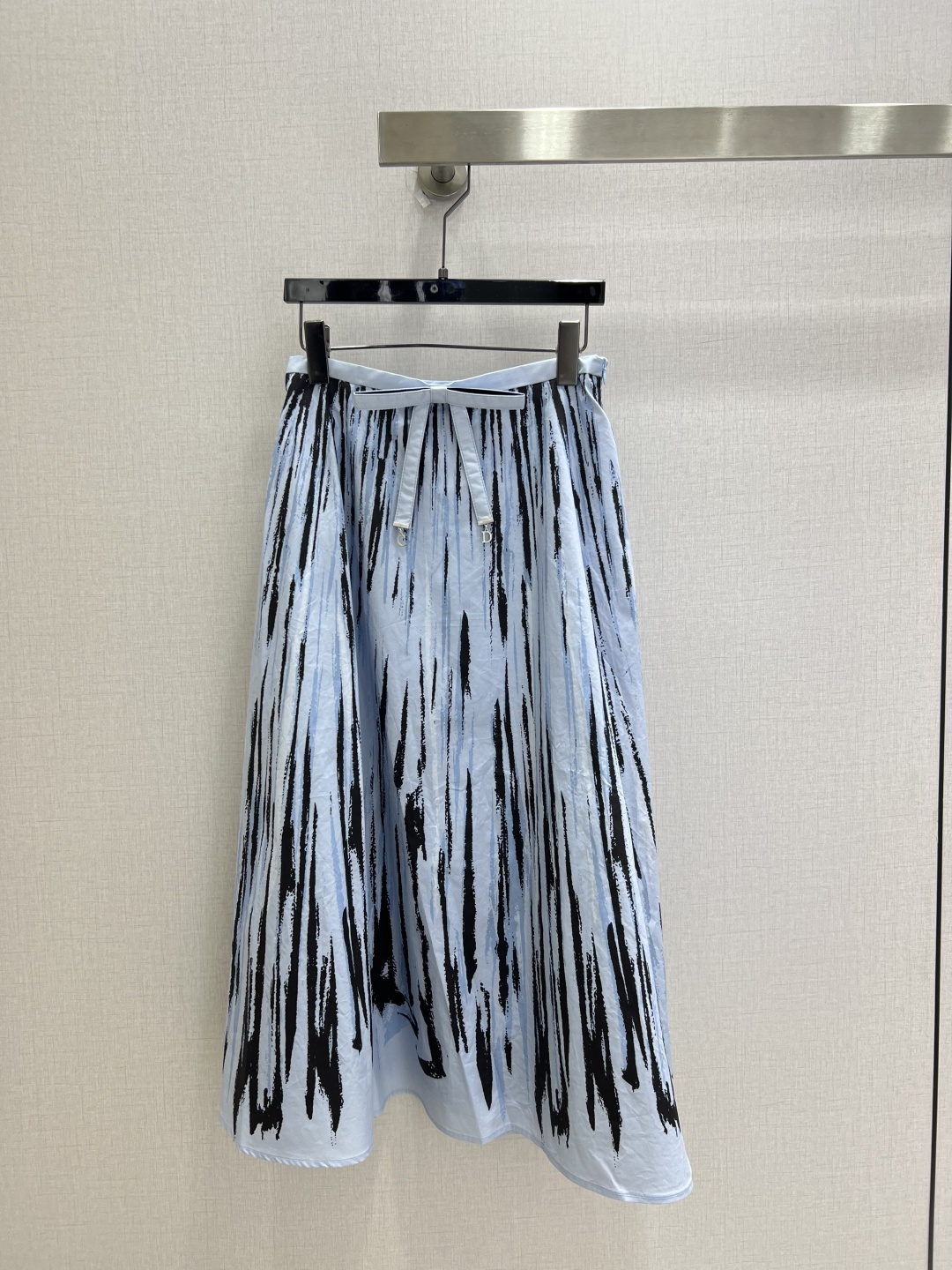 NO:902267,Highly recommended 26 spring and summer new style, long skirt with vertical ink stripes. The waist is matched with a strap bow of the same color. The pendant is decorated with a small metal mark of the brand. The details are exquisite. Abstract vertical strips of ink printing, hand-painted brushstrokes are full of artistic feeling. Light blue/nude pink two-color optional, suitable for different styles. Two colors, SMLXL code, high quality,,skirts,19860909强烈推荐 26春夏新款 泼墨竖纹长半裙 腰头搭配同色系绑带蝴蝶结,吊坠饰有品牌小金属标,细节精致 抽象竖条泼墨印花,手绘笔触艺术感拉满,浅蓝/裸粉双色可选,适配不同风格.两个色 SMLXL码 高品质,,skirts,,Women's clothing
