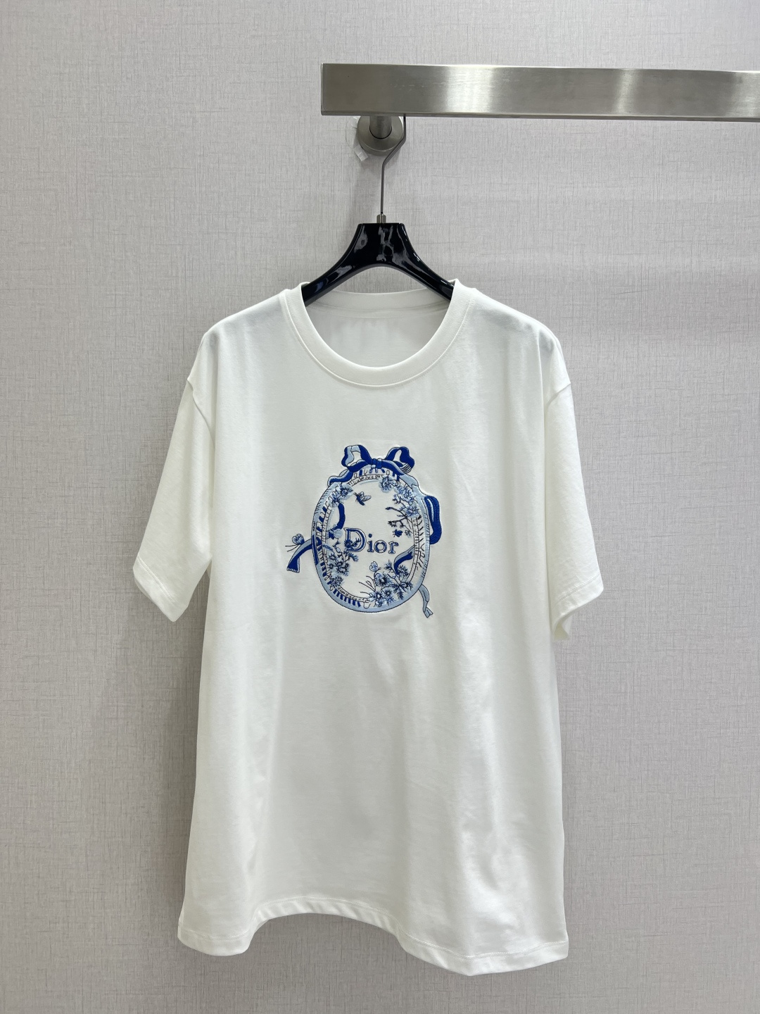 NO:902326,Highly recommended 26 spring and summer new style embroidered short-sleeved T-shirt. All-match white T-shirt is just needed in the spring and summer wardrobe. Heavy floral embroidery replaces exaggerated logos. Skin-friendly and breathable cotton material suitable for all-day wear. One-click switch for commuting and leisure. Two colors SMLXL code. High quality, T-shirt, tees, t-shirt,19860909强烈推荐 26春夏新款 刺绣短袖T恤 春夏衣柜刚需百搭白T 重工花卉刺绣替代浮夸标识 亲肤透气棉料适配整日穿搭 通勤休闲一键切换 两个色 SMLXL码 高品质,,T-shirt,tees，t-shirt,,Women's clothing