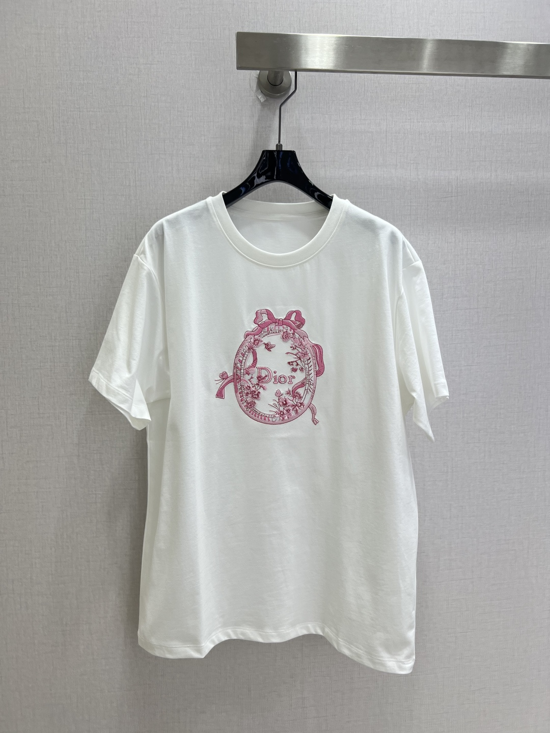 NO:902294,Highly recommended 26 spring and summer new style embroidered short-sleeved T-shirt. All-match white T-shirt is just needed in the spring and summer wardrobe. Heavy floral embroidery replaces exaggerated logos. Skin-friendly and breathable cotton material suitable for all-day wear. One-click switch for commuting and leisure. Two colors SMLXL code. High quality, T-shirt, tees, t-shirt,19860909强烈推荐 26春夏新款 刺绣短袖T恤 春夏衣柜刚需百搭白T 重工花卉刺绣替代浮夸标识 亲肤透气棉料适配整日穿搭 通勤休闲一键切换 两个色 SMLXL码 高品质,,T-shirt,tees，t-shirt,,Women's clothing