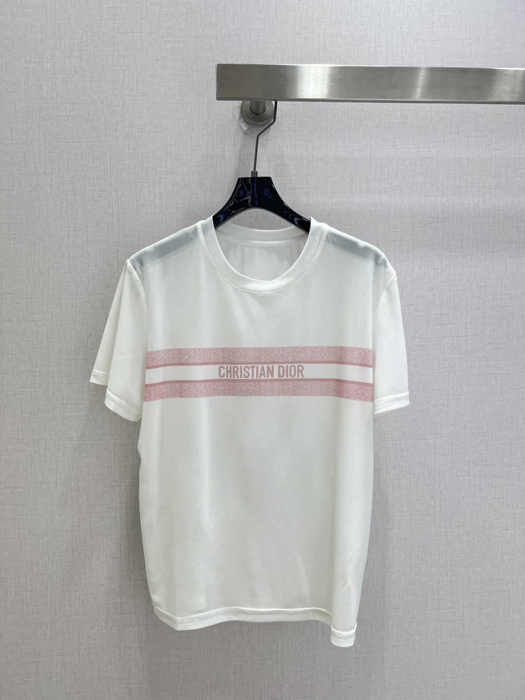NO:902310,Highly recommended 26 spring and summer new style. Striped letter mesh short-sleeved top. Double horizontal stripes and fine glitter texture print. Simple letter logo in the middle. Low-key, luxurious and not exaggerated. The mesh texture has a delicate and hazy texture. Breathable and skin-friendly, not easy to snag and deform after long-lasting wear. Two colors. SML code. High quality, T-shirt.19860909强烈推荐 26春夏新款 条纹字母网纱短袖上衣 双横条细闪肌理印花 中间搭配简约字母标识 低调轻奢不浮夸 网纱肌理自带细腻朦胧质感 透气亲肤久穿不易勾丝变形 两个色 SML码 高品质,,T-shirt,,Women's clothing