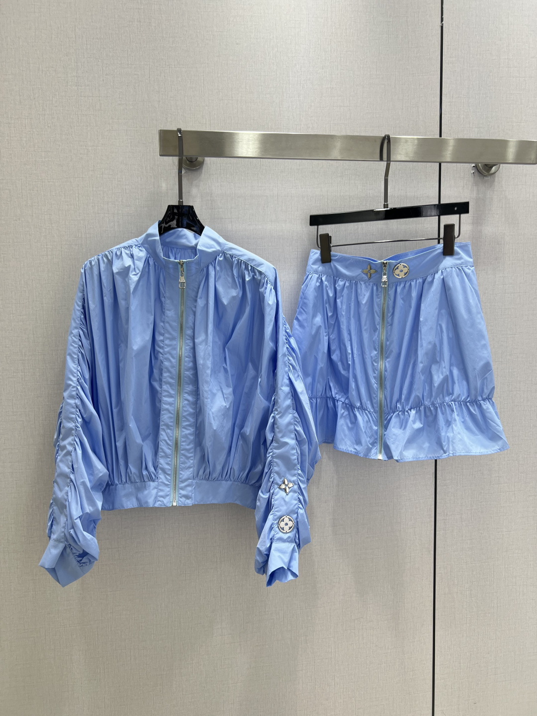 NO:900903,Highly recommended 26 spring and summer new model. Stand-up collar hardware zipper jacket. Front metal zipper. Cuffs are equipped with four-leaf clover metal decorative buckles. Comes with hidden pockets. Taking into account both beauty and practicality. Stand-up collar + shoulder shirring. Loose silhouette. Lantern puff long sleeves. Drop shoulder design hides arm flesh. Short waist and hem. Optimize body proportions. One color SMLXL code. High quality, jackets & coats.19860909强烈推荐 26春夏新款 立领五金拉链外套 前幅金属拉链 袖口搭配四叶草金属装饰扣 自带隐形插袋 兼顾美观与实用性 立领+肩部抽褶宽松廓形 灯笼泡泡长袖 落肩设计藏手臂肉肉 短款收腰下摆 优化身材比例 一个色 SMLXL码 高品质,,jackets & coats,,Women's clothing