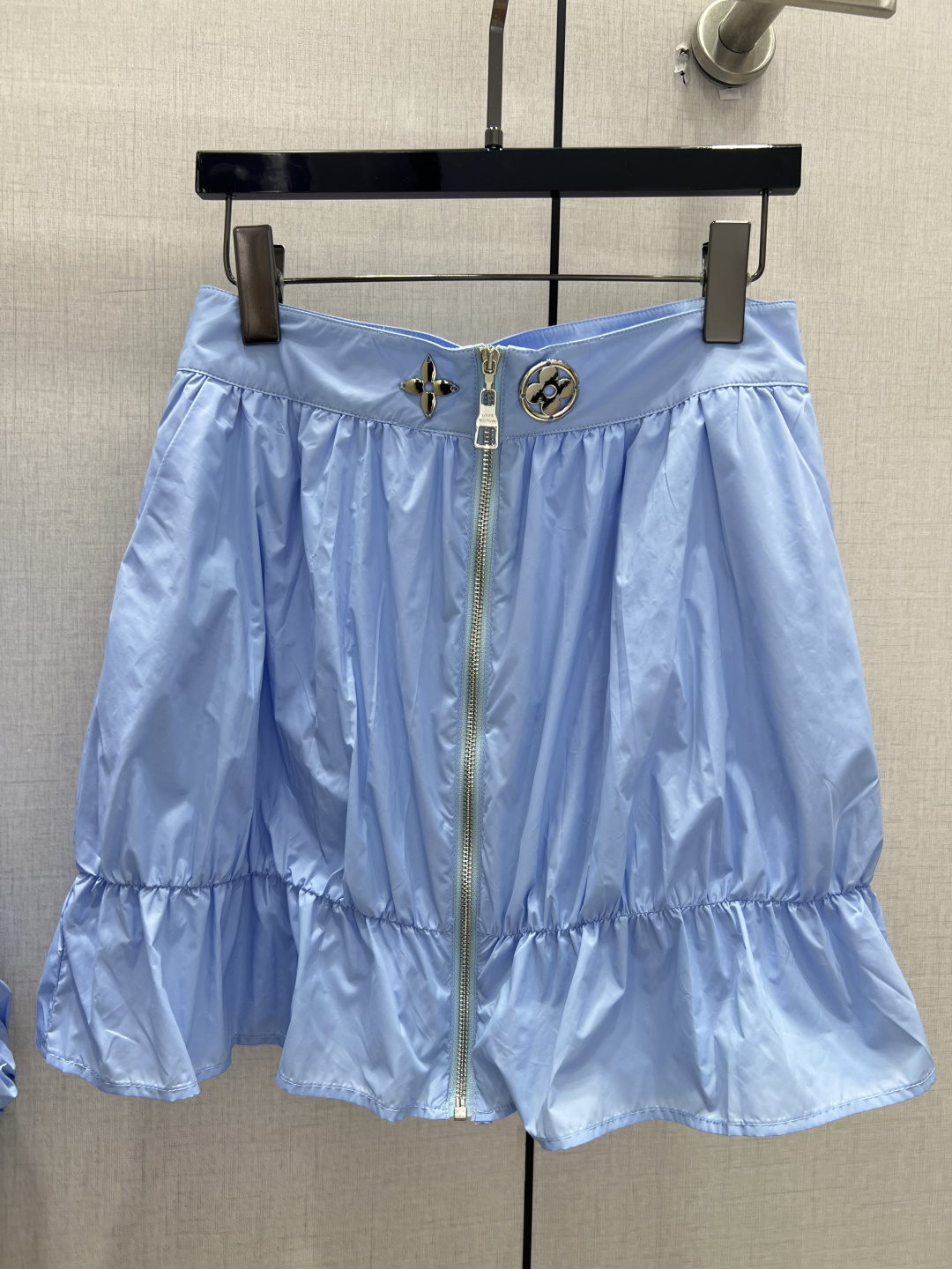 NO:900913,Highly recommended 26 spring and summer new style. Hardware zipper flower bud skirt. Four-leaf clover metal accessories at the waist + round brand buckle. Exquisite and light luxury. High waist flower bud tailoring. The waist and abdomen are slightly loose to hide the belly. The front full zipper is easy to put on and take off. The hem is ruffled. The short style has a high waistline to show the length of the legs. One color, SMLXL code, high quality,,skirts,19860909强烈推荐 26春夏新款 五金拉链花苞半裙 腰头四叶草金属配饰+圆形品牌扣 精致轻奢 高腰花苞剪裁 腰腹微松藏小肚 正面全拉链穿脱便捷 下摆荷叶碎褶 短款拉高腰线显腿长 一个色 SMLXL码 高品质,,skirts,,Women's clothing