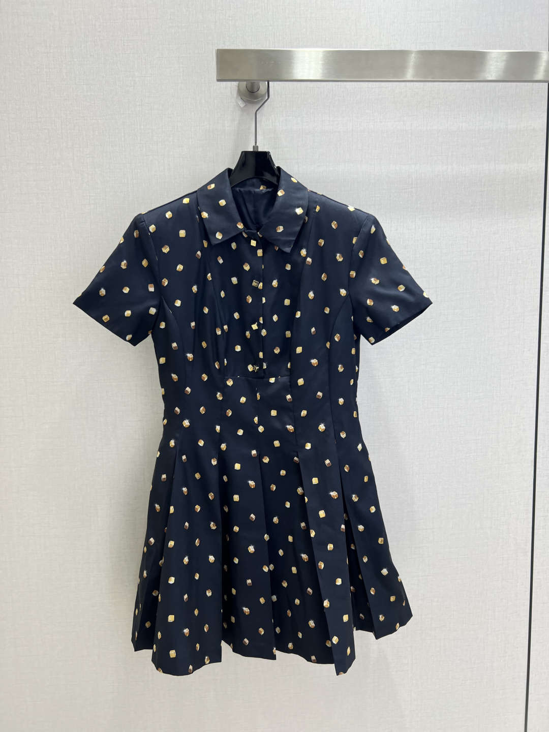 NO:900895,Highly recommended for 26 spring and summer new style. Printed waist pleated dress. Penetration printing. Fully printed gilt square diamond pattern. Low-key but not exaggerated. Classic lapel short-sleeved shirt. Metal square buttons in the front row of the same color. High-waisted waist tailoring + three-dimensional pleated hem. Short A-line skirt length. Optimized head-to-body ratio. Hidden crotch to show thin legs. One color SMLXL code. High quality, skirts, shirts, T-shirt,19860909强烈推荐 26春夏新款 印花收腰压褶连衣裙 渗透印花 满印鎏金方块碎钻图案 低调不浮夸 经典翻领短袖衬衫款 前排金属方形同色系纽扣收束 高腰收腰剪裁+立体百褶大摆 短A字裙长 优化头身比 藏胯显腿细 一个色 SMLXL码 高品质,,skirts,shirts,T-shirt,,Women's clothing