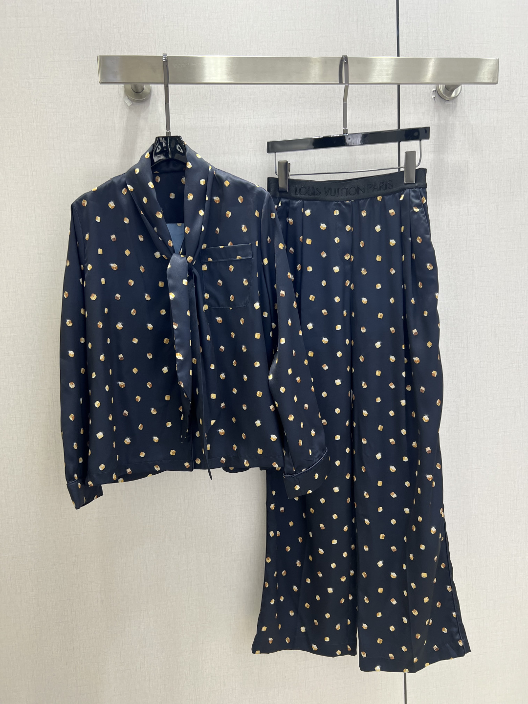 NO:900890,Highly recommended 26 spring and summer new style. Printed streamer shirt and trousers suit. Penetration printing. All-over gilt square diamond pattern. Low-key but not exaggerated. Bring your own ribbon shirt to modify the neckline. Drape wide-leg pants to hide the flesh and show height. Decent and noble for workplace commuting. One color, SMLXL code. High quality, shirts,19860909强烈推荐 26春夏新款 印花飘带衬衫长裤套装 渗透印花 满印鎏金方块碎钻图案 低调不浮夸 自带飘带衬衫修饰颈线 垂感阔腿裤藏肉显高 职场通勤穿得体又显贵 一个色 SMLXL码 高品质,,shirts,,Women's clothing