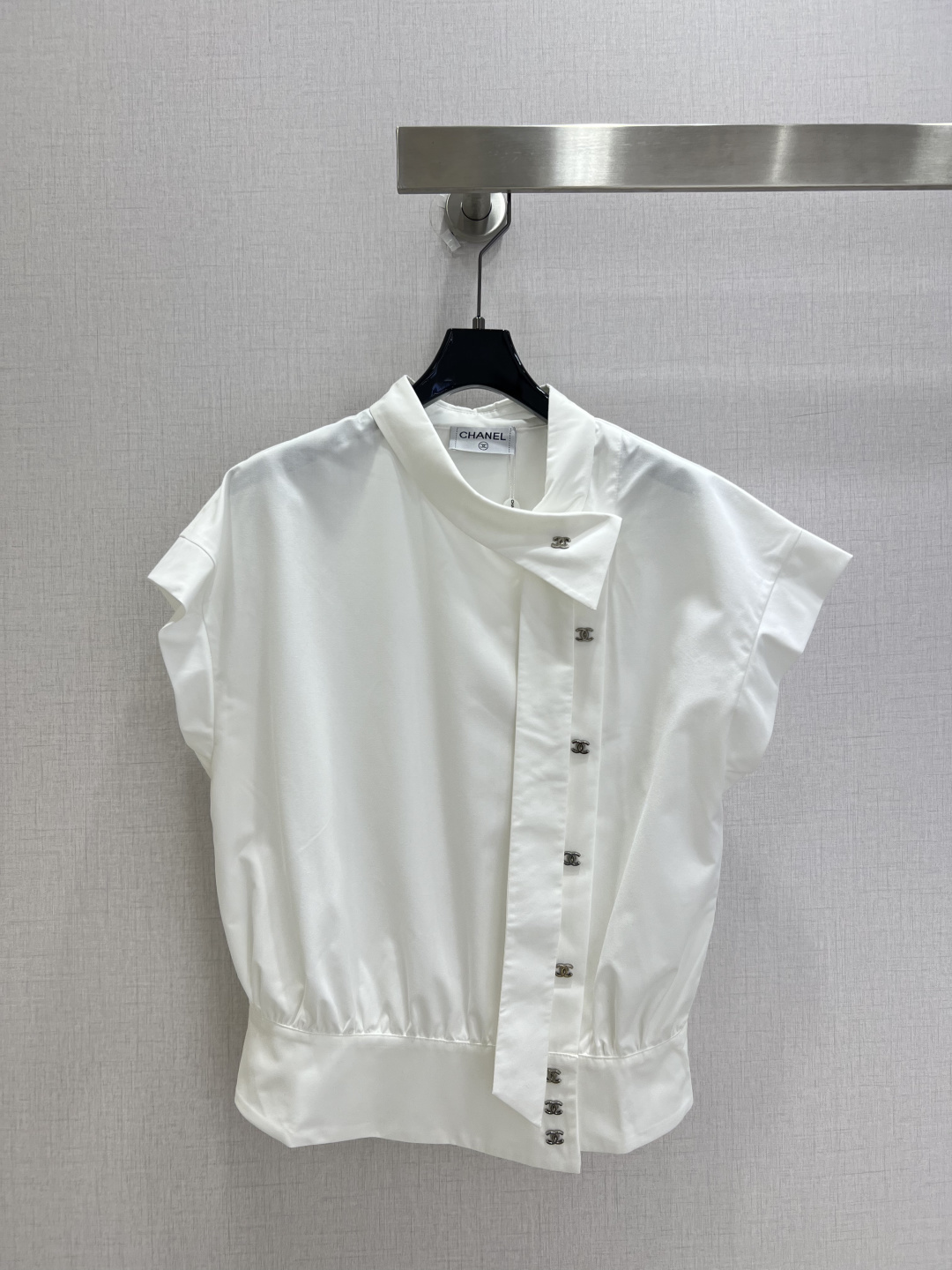 NO:903541,Highly recommended 26 spring and summer new style hardware ribbon short-sleeved shirt. Irregular design on the neckline to increase sophistication. Press-button design on the side placket. Perforated ribbon design in the middle. Customized double C button matching. A small shirt with a ladylike temperament. Cotton fabric is breathable and comfortable. Two colors SML code. High quality, shirts, T-shirt,19860909强烈推荐 26春夏新款 五金飘带短袖衬衫 领口处做不规则设计增加精致感 做侧门襟按压扣设计 中间做穿孔飘带设计 定制双C纽扣搭配 一款名媛气质的小衬衣 棉质面料透气舒适 两个色 SML码 高品质,,shirts,T-shirt,,Women's clothing