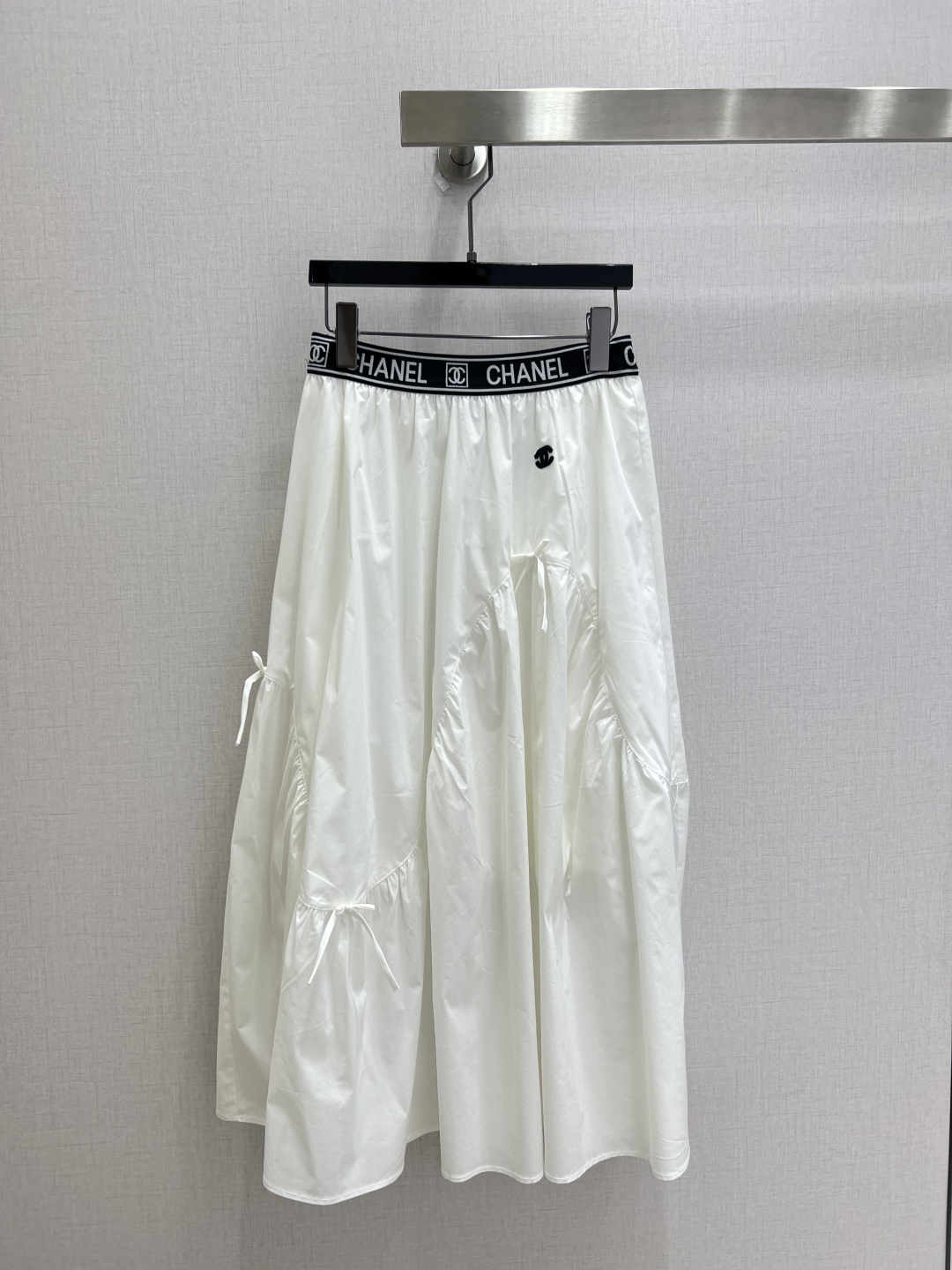 NO:903573,Highly recommended 26 spring and summer new style. Ribbon embroidered long skirt. Side double C pattern patch embroidery decoration. Waist stitched with letter logo ribbon. Matched with bow decoration to add layering. Cotton fabric is breathable and comfortable. Versatile version to reduce age. Two colors. SML code. High quality,,skirts,19860909强烈推荐 26春夏新款 织带绣品长半裙 侧边双C图案贴布绣装饰 腰头拼接字母logo织带 搭配蝴蝶结装饰点缀增加层次感 棉布面料透气舒适 版型百搭减龄 两个色 SML码 高品质,,skirts,,Women's clothing