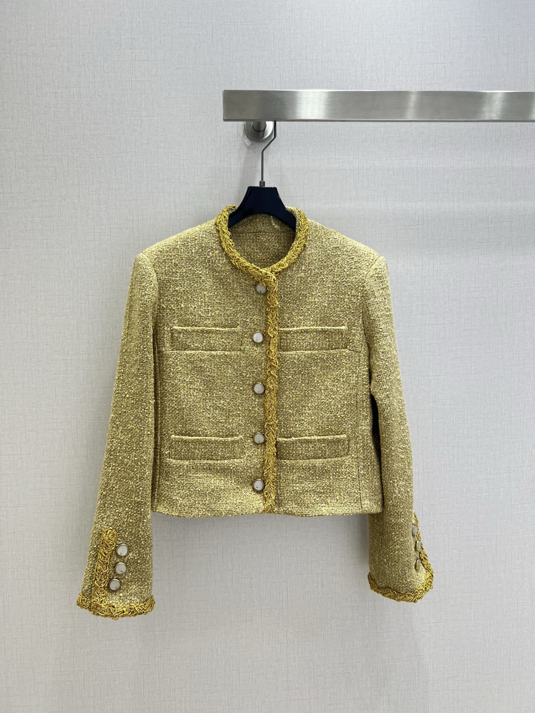 NO:903614,Highly recommended 26 spring and summer new styles: piping tweed long-sleeved jacket, classic small fragrance champagne color tweed short jacket, blended variegated texture, soft and durable, champagne tone is gentle and not picky, gilt braided piping outlines the delicate outline along the round neck, placket and cuffs, fine gold threads hide the shimmer, low-key and elegant, rounded mother-of-pearl buckles, warm and clear, four-pocket classic version, both beautiful and practical, neat short style, high waistline, optimized body proportions  The tweed is crisp and stylish. The upper body has right-angled shoulders. Daily commuting to attend various banquets. It is dignified, gentle and relaxed. One color SML code. High quality, jackets & coats,19860909强烈推荐 26春夏新款 滚边粗呢长袖外套 经典小香风香槟色粗花呢短款外套 混纺杂色肌理柔和耐看 香槟色调温柔不挑皮 鎏金编织滚边沿着圆领、门襟与袖口勾勒精致轮廓 细碎金线暗藏细闪 低调显贵 圆润贝母扣温润清透 四口袋经典版型兼顾美观与实用 利落短款拉高腰线 优化身材比例 粗花呢挺括有型 上身自带直角肩 日常通勤出席各种宴会 端庄得体温柔松弛 一个色 SML码 高品质,,jackets & coats,,Women's clothing